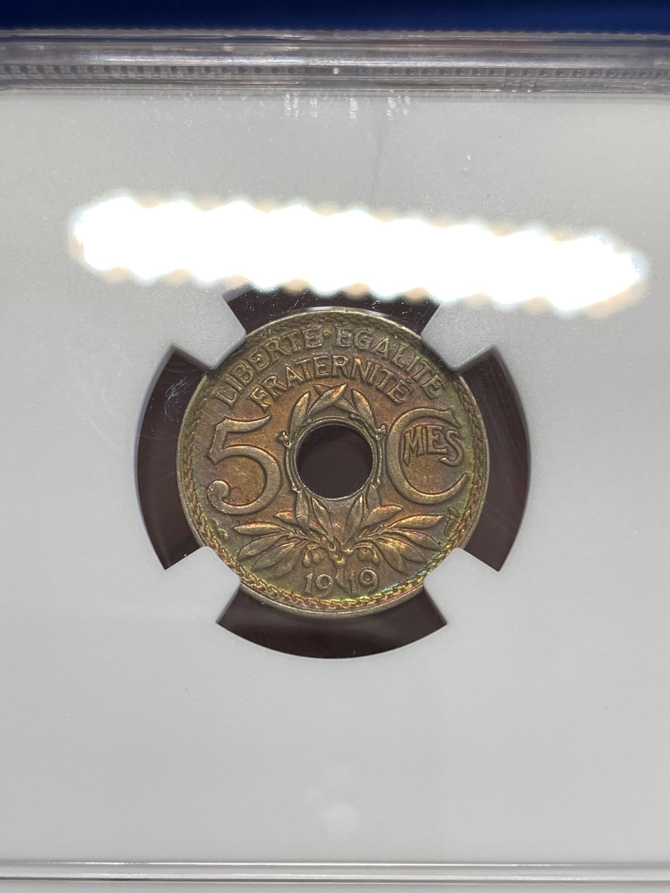 《竞宝斋》第294场- 周日，周一  2场连拍 （全场包邮） NGC AU58 法国1919年5分中孔镍币 深红色包浆炫彩