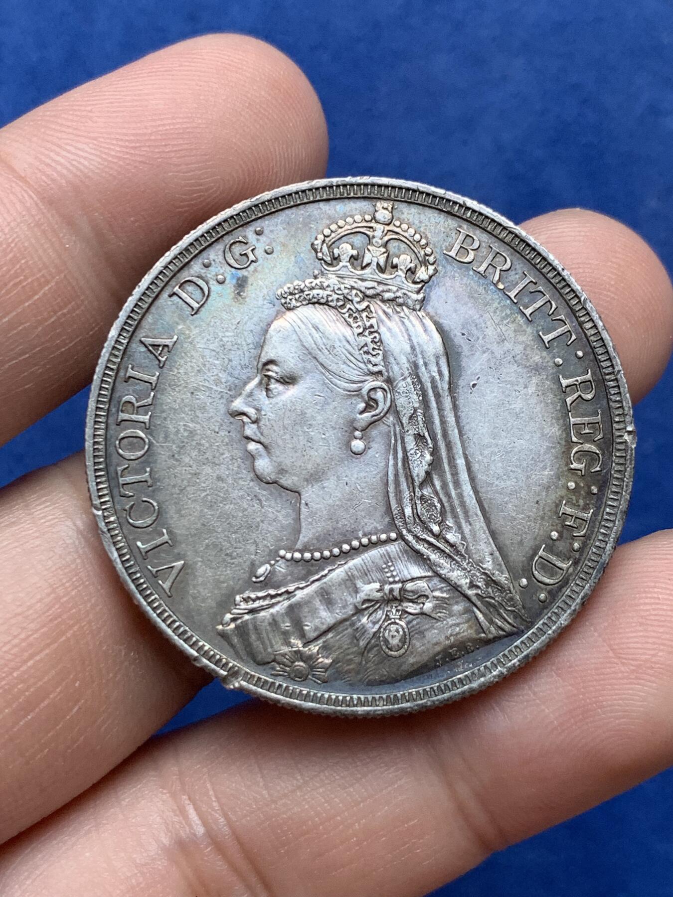 《竞宝斋》第294场- 周日，周一  2场连拍 （全场包邮） 英国 1887 维多利亚 高冠版 马剑大银币 包浆不错 细节见图