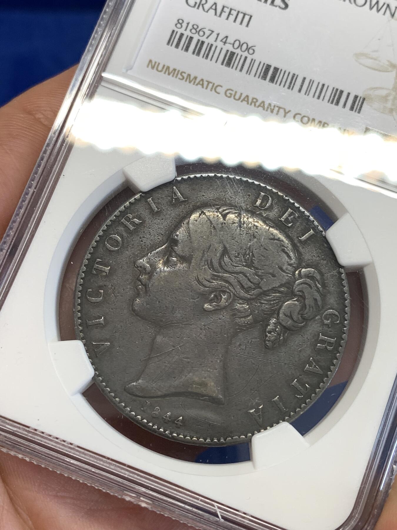 《竞宝斋》第294场- 周日，周一  2场连拍 （全场包邮） NGC VFD 英国 1844年 年轻版 维多利亚女王 克朗大银币 炭黑包浆 细节优秀