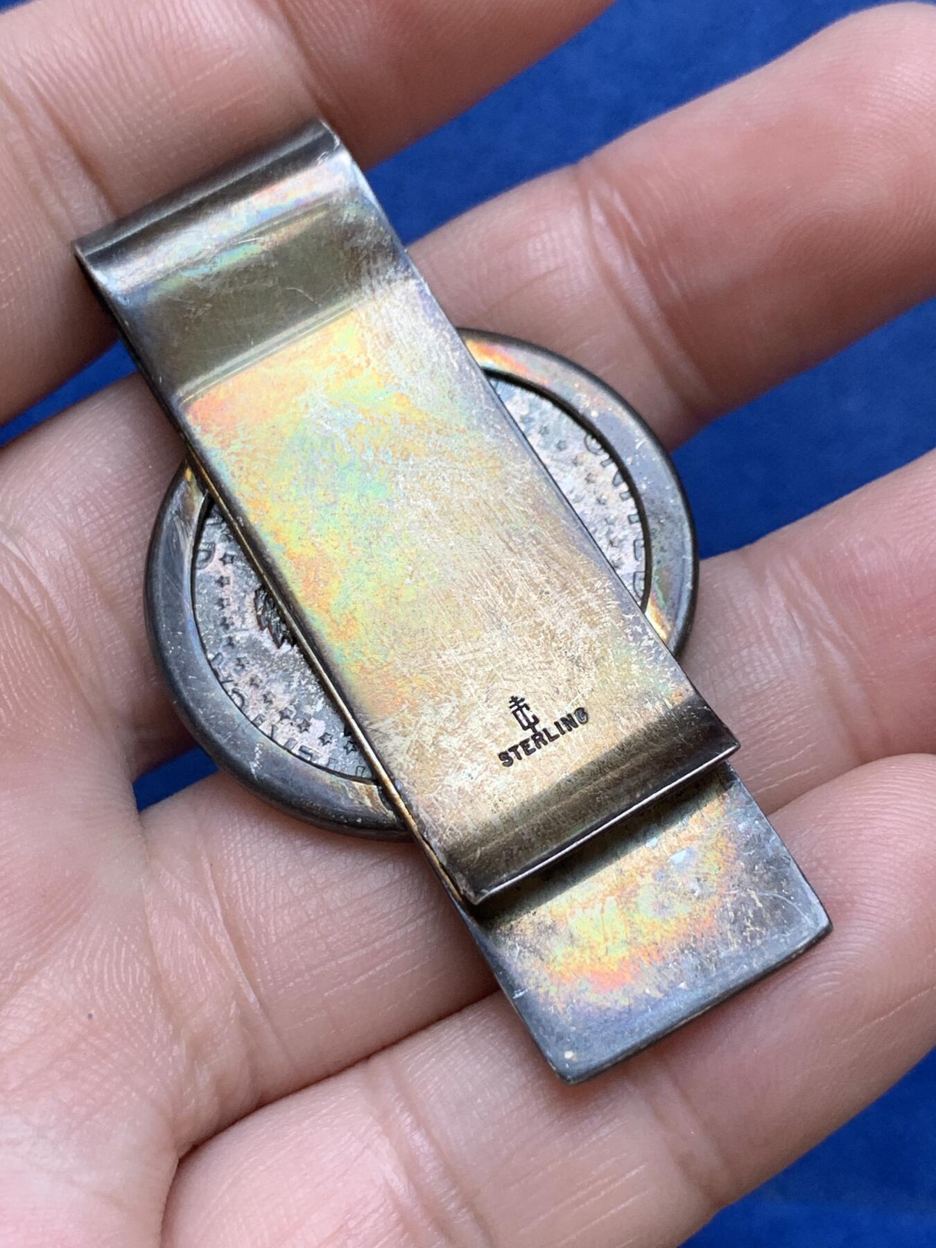 《竞宝斋》第294场- 周日，周一  2场连拍 （全场包邮） 美国肯尼迪1964年高银银币衣夹一枚，重30克！带银标！通体带彩带包浆。