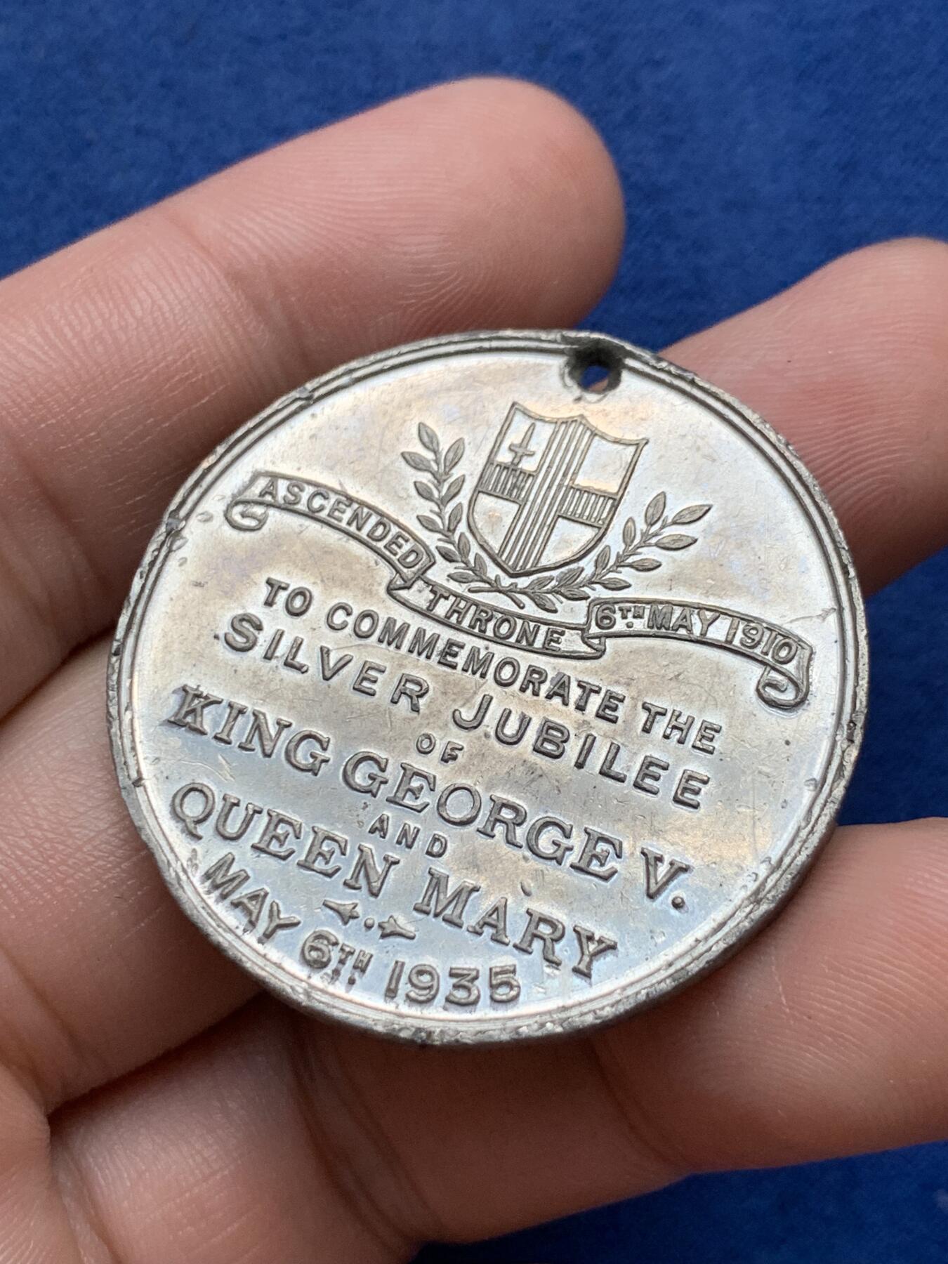 《竞宝斋》第294场- 周日，周一  2场连拍 （全场包邮） 两枚一组 1935乔五+1909宗教纪念章一对 WM金属材质 51.1mm 38.8克 38.5mm19.5克 1935有不平