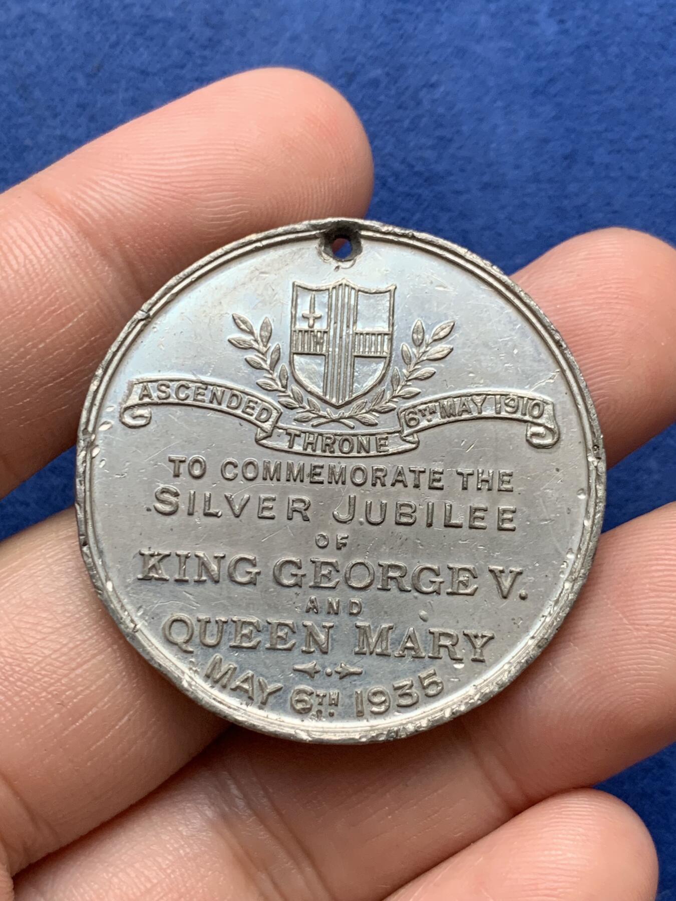 《竞宝斋》第294场- 周日，周一  2场连拍 （全场包邮） 两枚一组 1935乔五+1909宗教纪念章一对 WM金属材质 51.1mm 38.8克 38.5mm19.5克 1935有不平