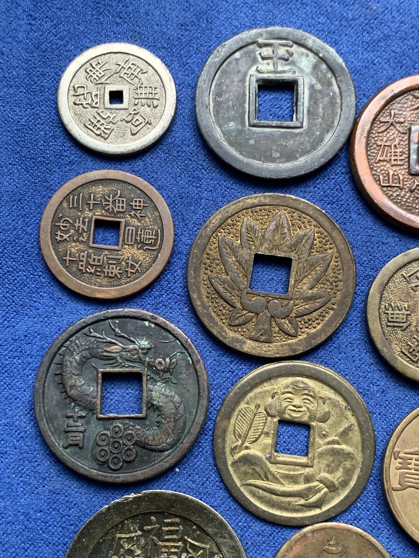 《竞宝斋》第294场- 周日，周一  2场连拍 （全场包邮） 19枚一组 日本机制花钱寺庙祈福钱 个别镀金镀银，带年份，含少见品种！