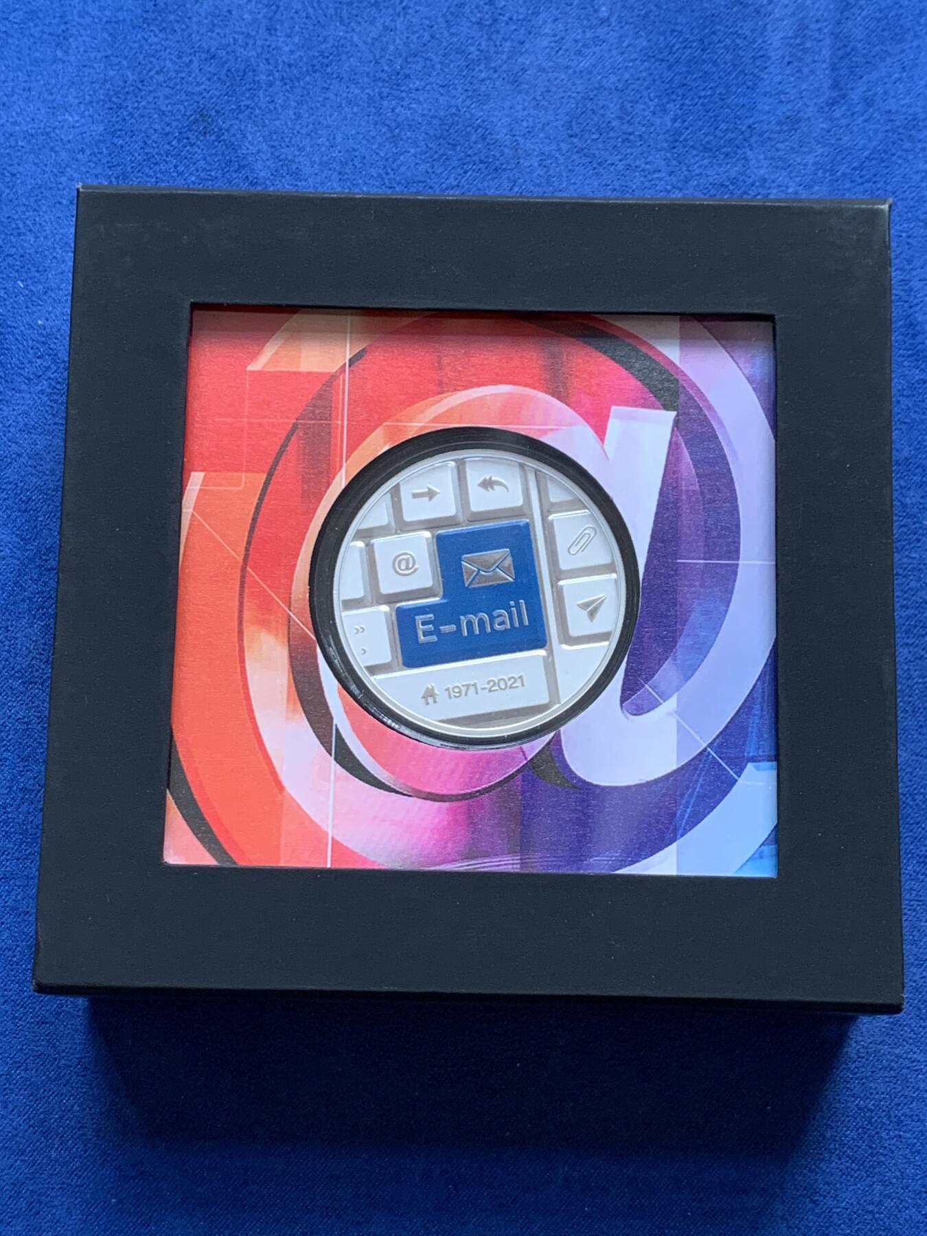 《竞宝斋》第294场- 周日，周一  2场连拍 （全场包邮） 纽埃2021年电子邮件50周年2元纪念银币 一盎司999银 发行量仅500枚 币面回车键的设计富有新意