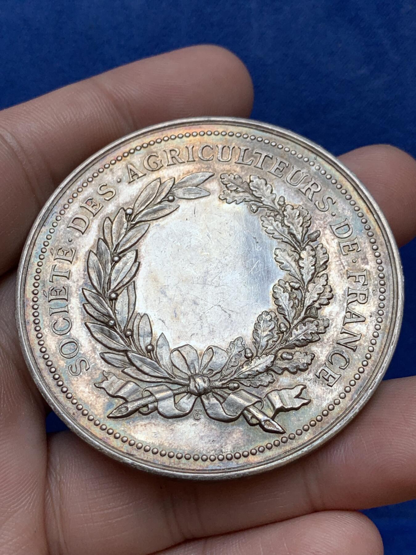 《竞宝斋》第294场- 周日，周一  2场连拍 （全场包邮） 19世纪末法兰西农业协会大银章 直径54mm 重量75克 设计雕刻很精美的一枚