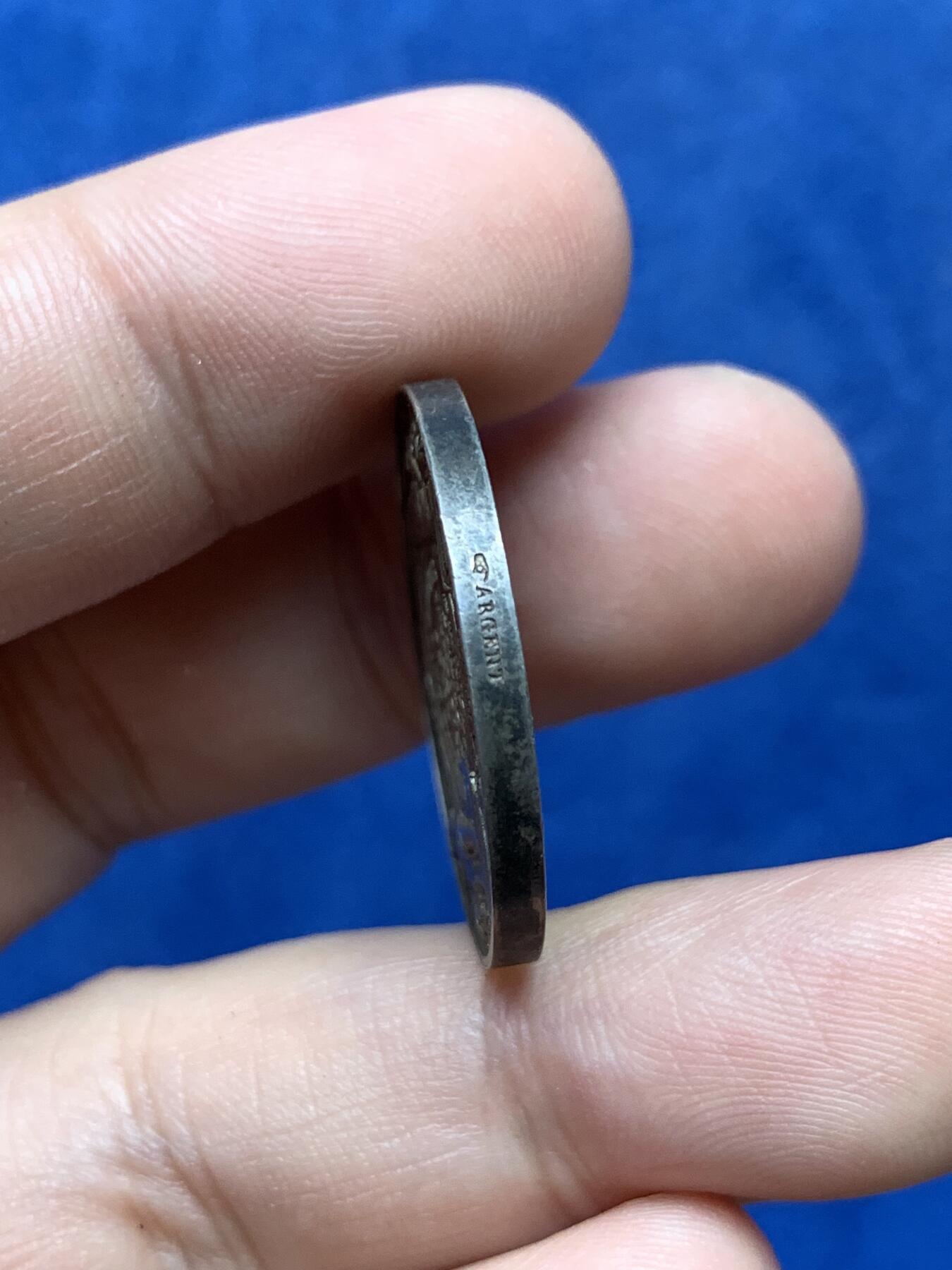 《竞宝斋》第294场- 周日，周一  2场连拍 （全场包邮） 法国古典银章【拿破仑三世荣誉奖】大师BARRE作品，实物精美绝伦，背面更是叹为观止。首见品。12点方向有孔。1856手指边铭，直径27mm、重11.54克