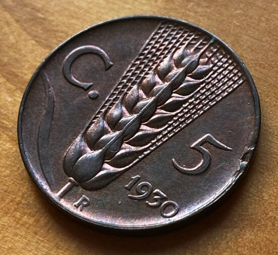 《竞宝斋》第294场- 周日，周一  2场连拍 （全场包邮） NGC MS63BN MINT ERROR! 1930 意大利5分 由于币坯缺陷 导致边缘处多处不规则 这个品种的错币非常少见 两面铜光充沛 铜色非常厚重 喜欢的不要错过！