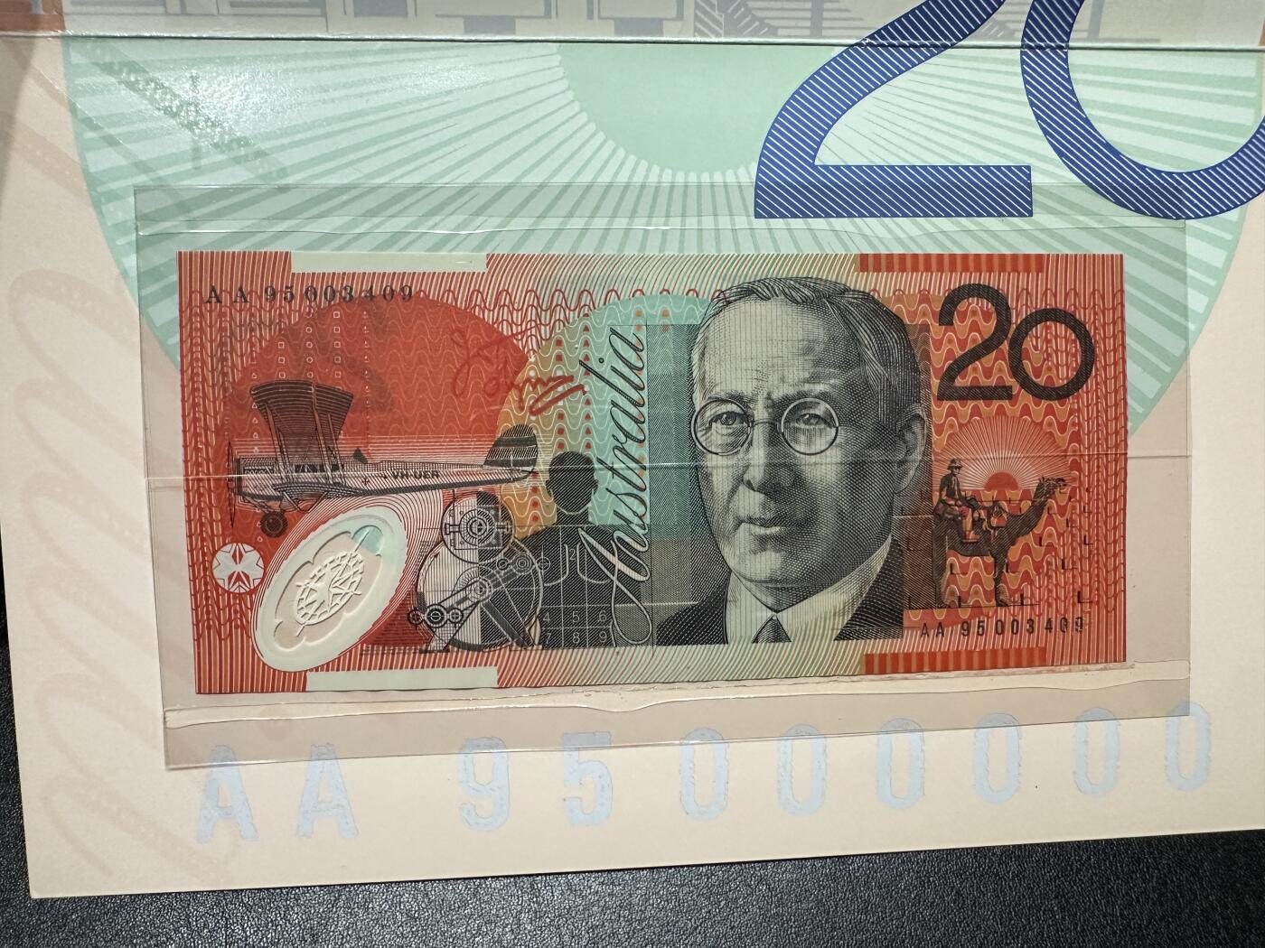 《外钞收藏家》第三百九十八期 1995年澳大利亚5、10、20册子 AA冠 全同号三张一起