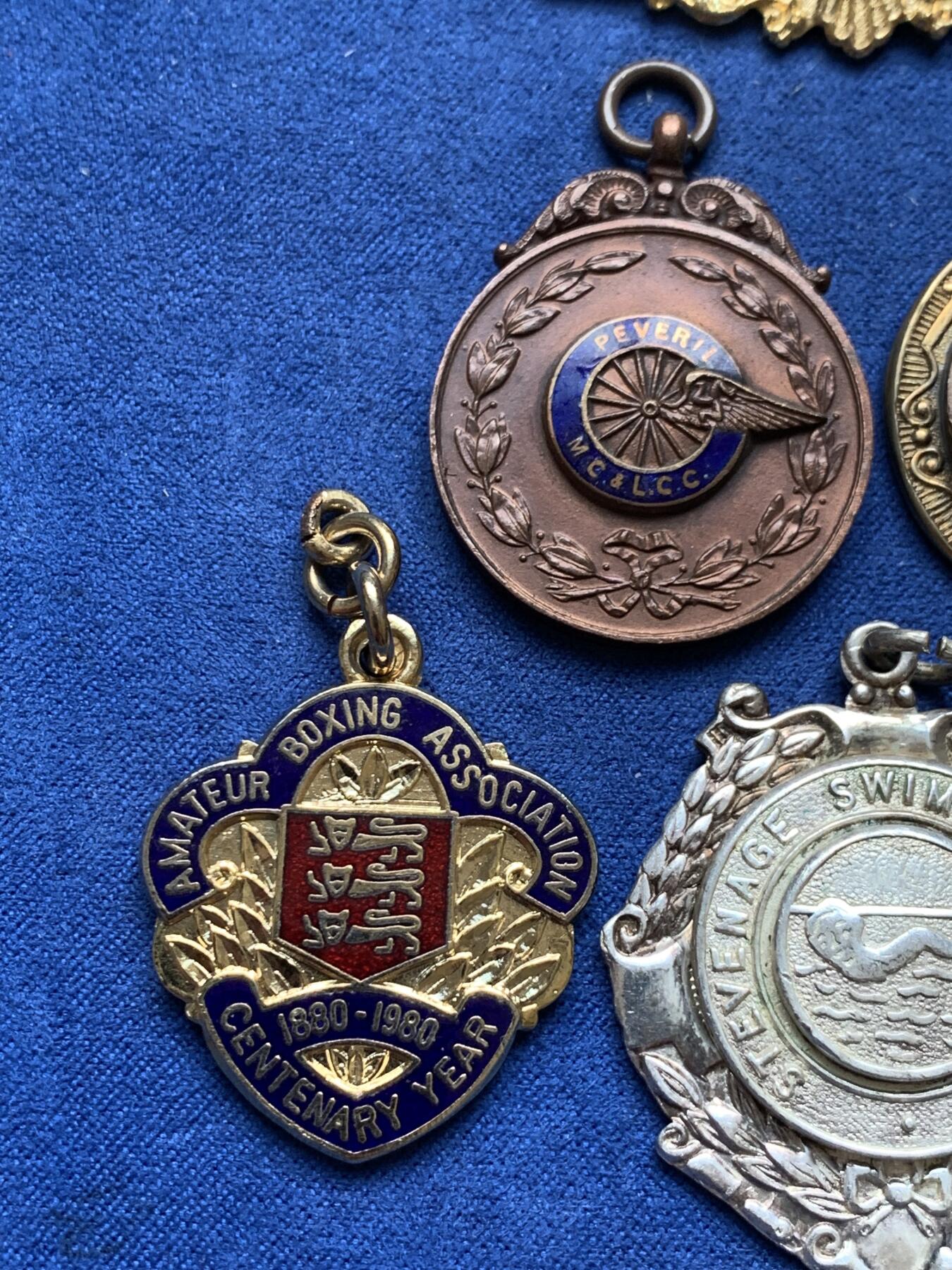 《竞宝斋》第294场- 周日，周一  2场连拍 （全场包邮） 外国纪念章一组 细节见图