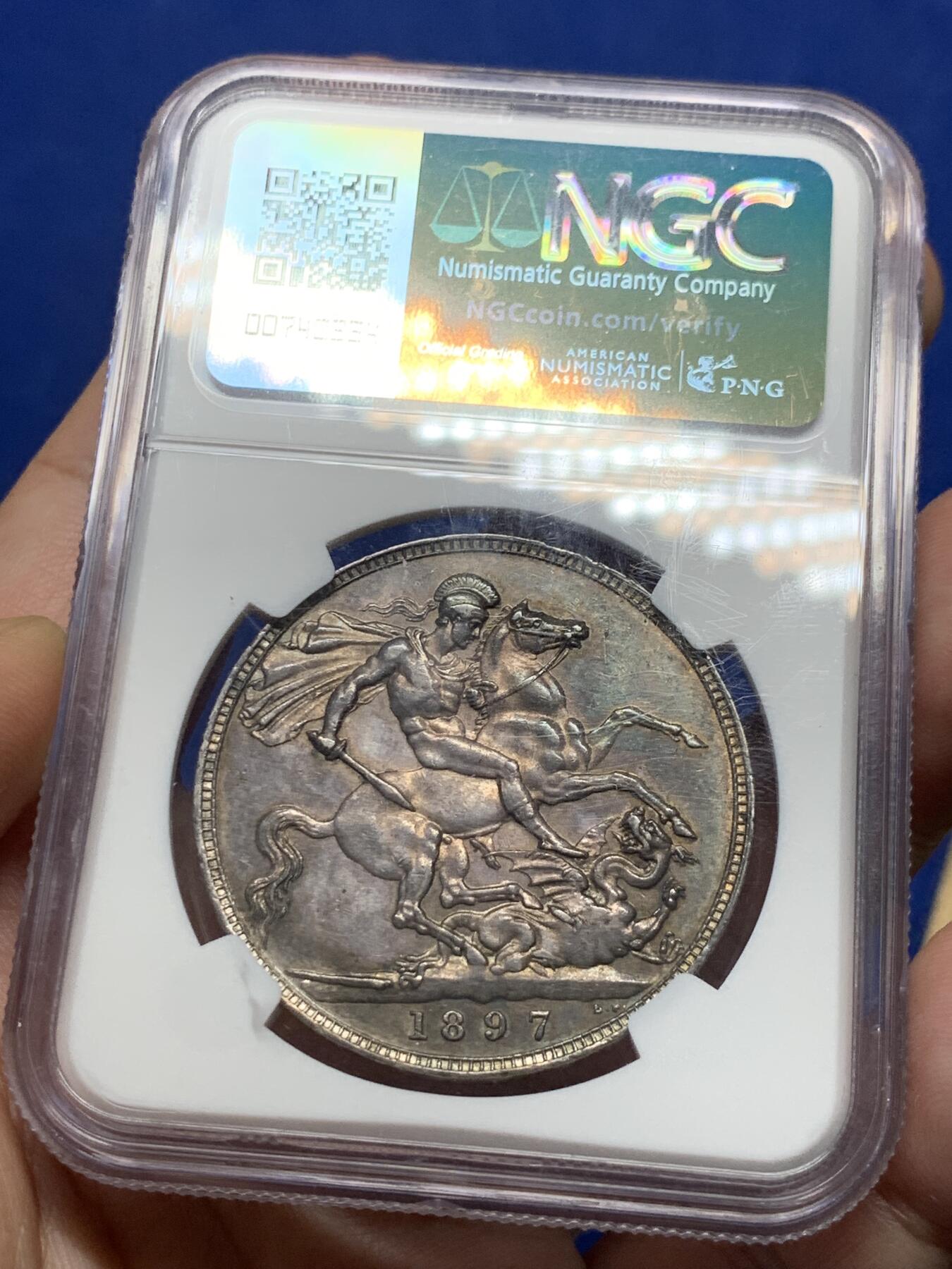 《竞宝斋》第294场- 周日，周一  2场连拍 （全场包邮） NGC AU55 英国1897年维多利亚披纱马剑1克朗银币