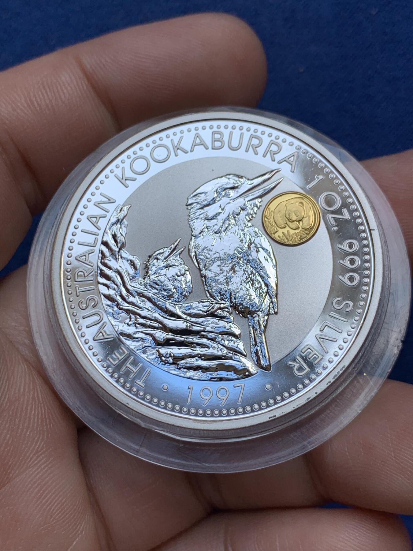 《竞宝斋》第294场- 周日，周一  2场连拍 （全场包邮） 1997年 澳大利亚 1元 翠鸟带黄金熊猫私印 发行数量：15000 银0.999 1盎司 私印是0.5克金 带盒无证