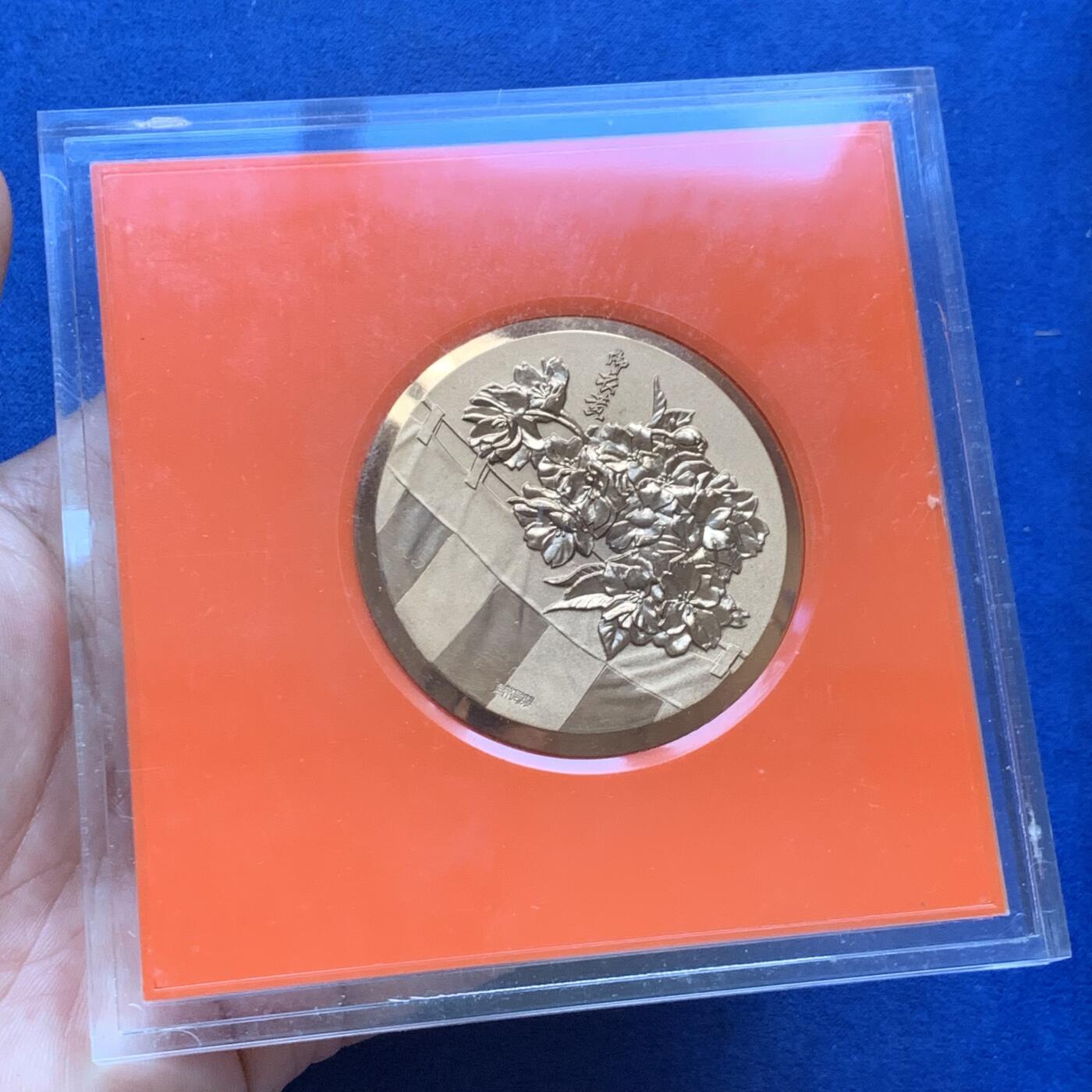 《竞宝斋》第294场- 周日，周一  2场连拍 （全场包邮） 日本樱花大道大铜章8枚一组 这一系列的铜章浮雕感极强 设计精巧 手感厚重 并且都是围绕樱花主题 富有特色单枚约 54.7mm 91.3克