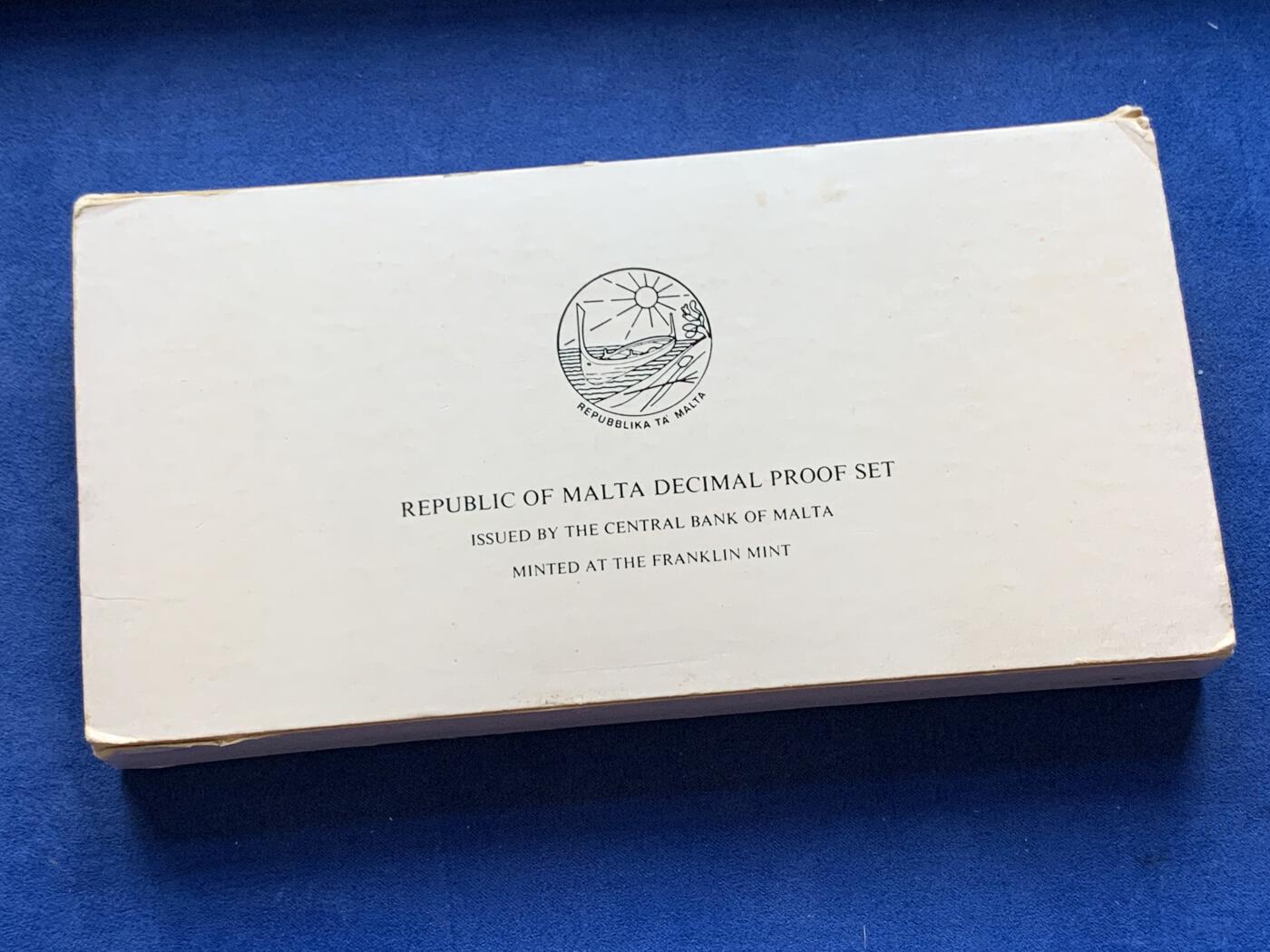 《竞宝斋》第294场- 周日，周一  2场连拍 （全场包邮） 1979 马耳他 精制套币 富兰克林造币厂原封装 保存完好无氧化 这套亮点在于比其他年份多了一枚仅在套币中出现的银质1M主币 光这一枚就要150+
