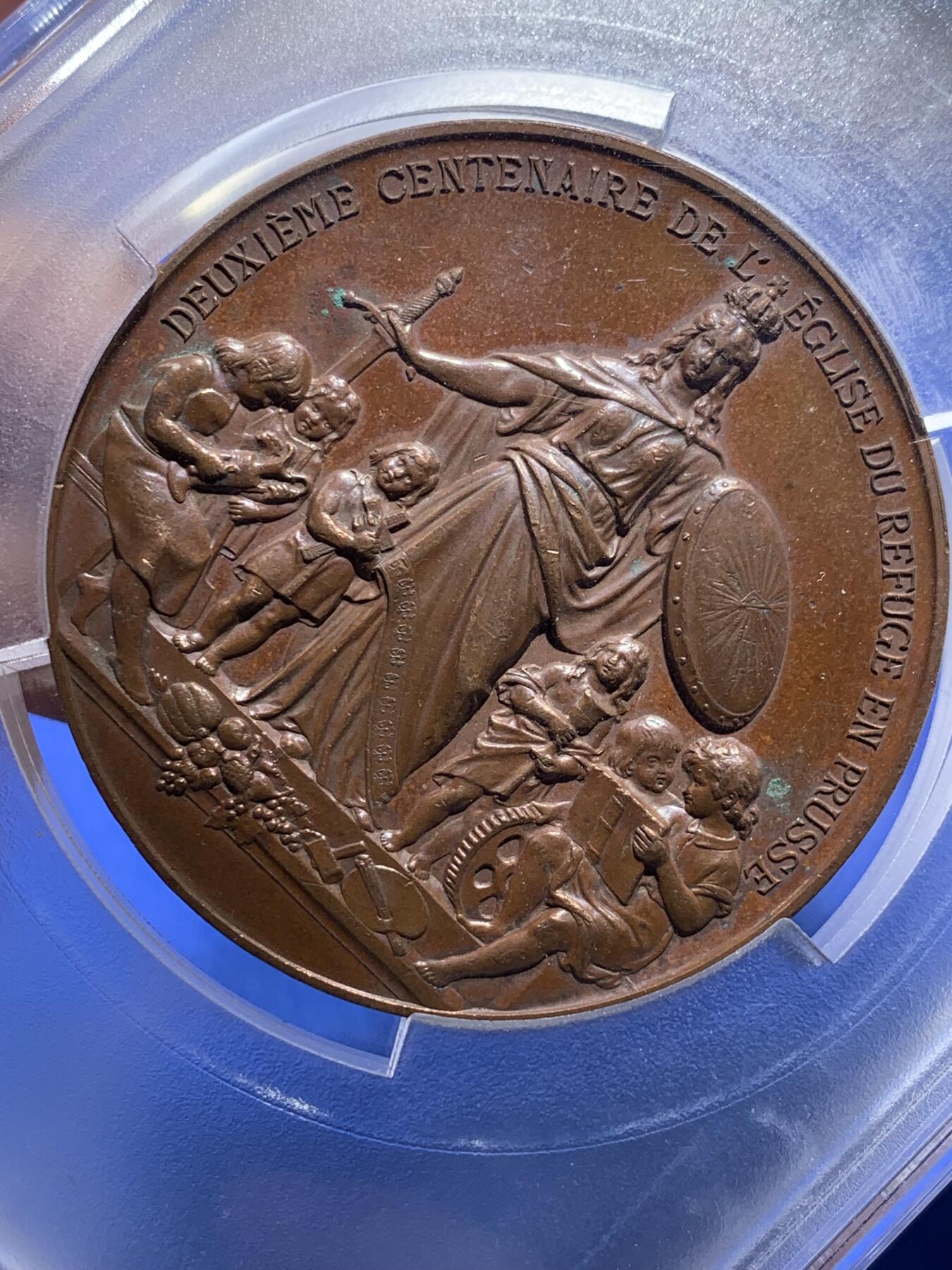 《竞宝斋》第294场- 周日，周一  2场连拍 （全场包邮） PCGS SP62 法国1885年波茨坦难民教会成立200周年高浮雕纪念大铜章 60MM 背后为路易十四与威廉一世  P盒唯一记录相当少见