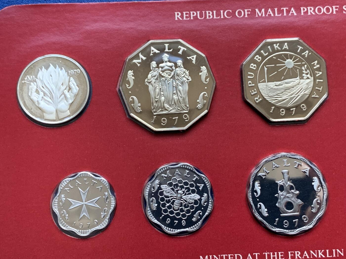 《竞宝斋》第294场- 周日，周一  2场连拍 （全场包邮） 1979 马耳他 精制套币 富兰克林造币厂原封装 保存完好无氧化 这套亮点在于比其他年份多了一枚仅在套币中出现的银质1M主币 光这一枚就要150+