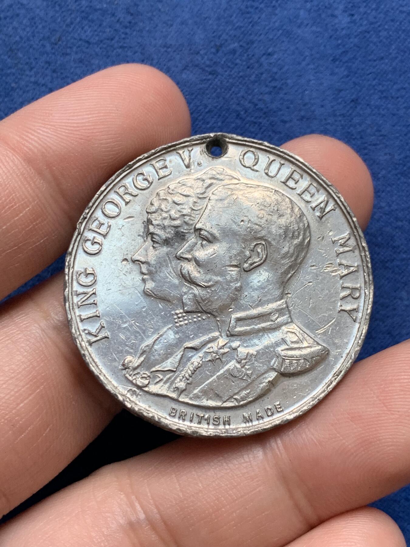 《竞宝斋》第294场- 周日，周一  2场连拍 （全场包邮） 两枚一组 1935乔五+1909宗教纪念章一对 WM金属材质 51.1mm 38.8克 38.5mm19.5克 1935有不平