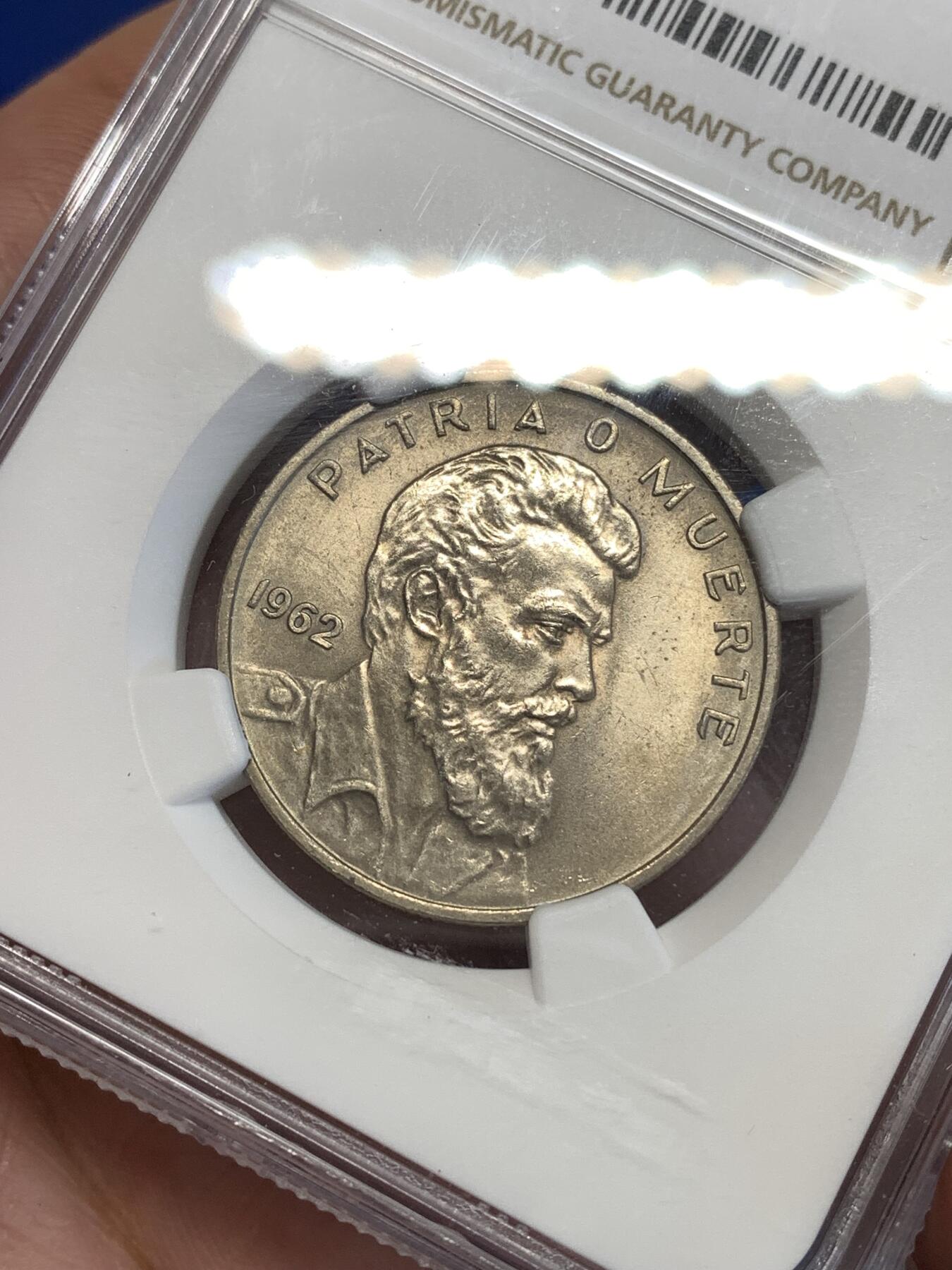 《竞宝斋》第294场- 周日，周一  2场连拍 （全场包邮） NGC MS64 少见面值 1962 古巴 40分 古巴民族英雄卡米洛·西恩富戈斯纪念 两面转光好品