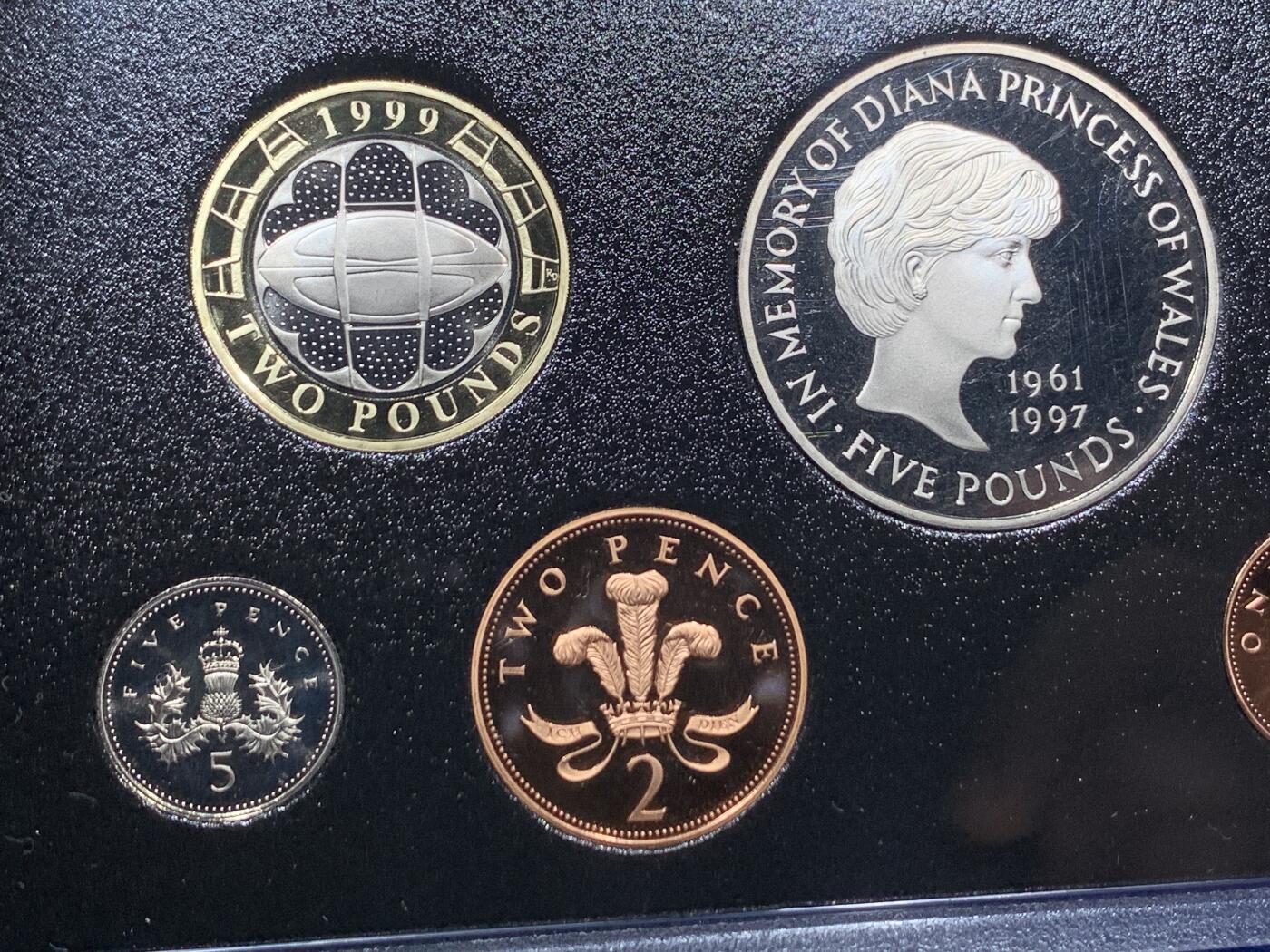 《竞宝斋》第294场- 周日，周一  2场连拍 （全场包邮） 1999 英国官方PS 原盒证 1 2 5镑均为纪念币