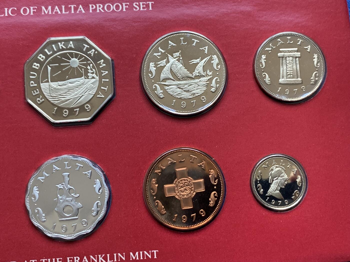 《竞宝斋》第294场- 周日，周一  2场连拍 （全场包邮） 1979 马耳他 精制套币 富兰克林造币厂原封装 保存完好无氧化 这套亮点在于比其他年份多了一枚仅在套币中出现的银质1M主币 光这一枚就要150+