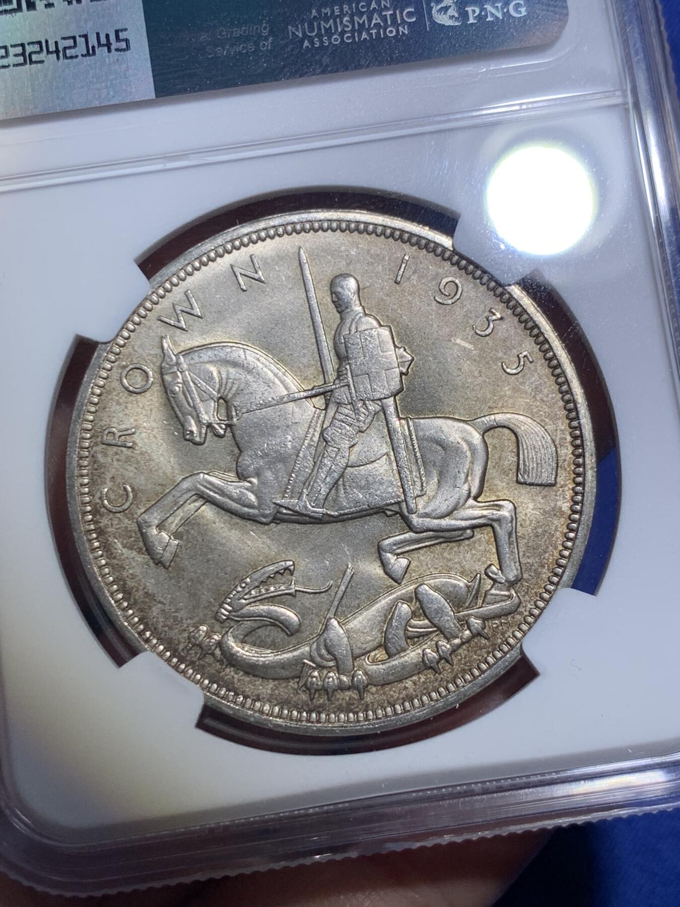 《竞宝斋》第294场- 周日，周一  2场连拍 （全场包邮） NGC MS63 英国1935年乔治五世木马剑1克朗银币