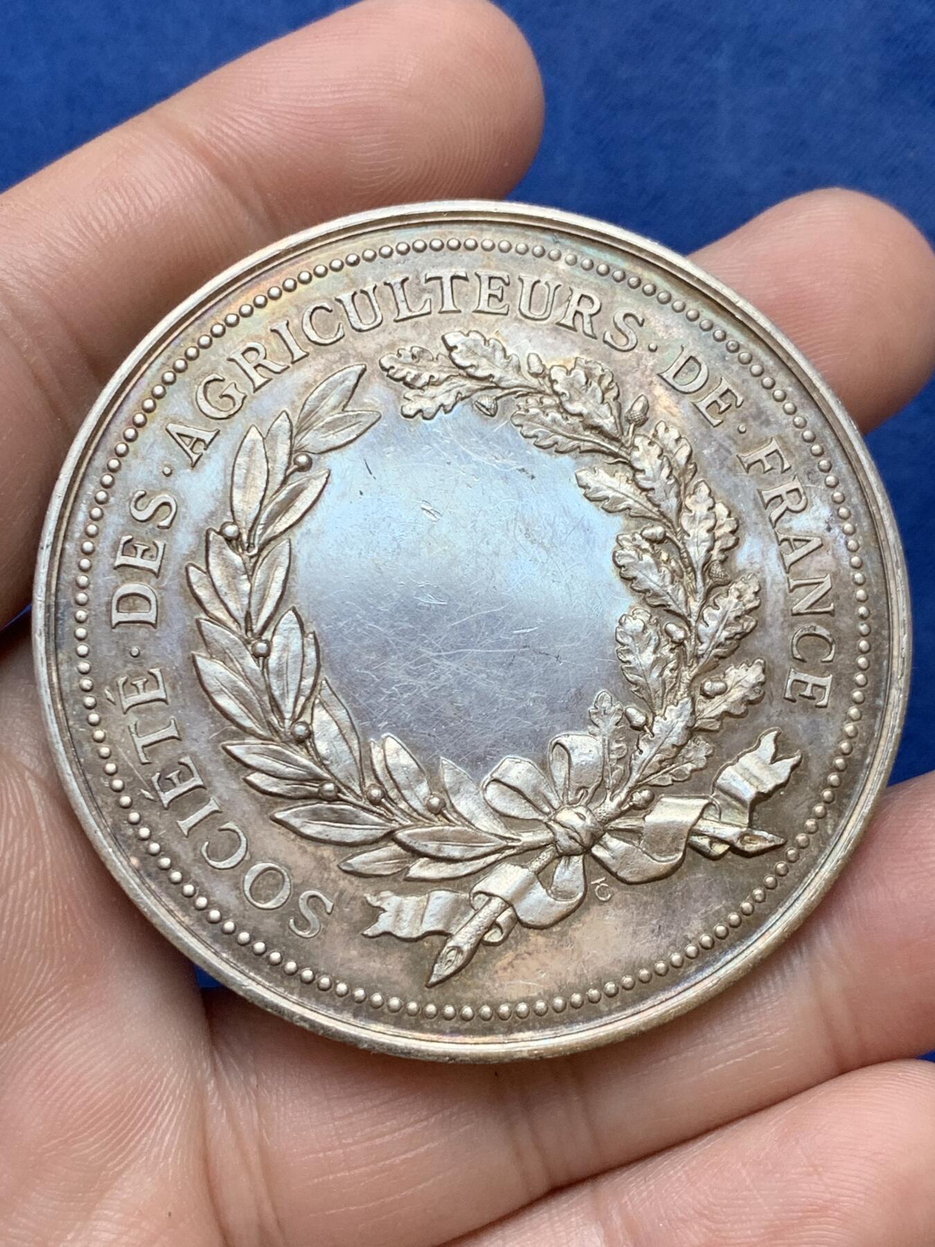 《竞宝斋》第294场- 周日，周一  2场连拍 （全场包邮） 19世纪末法兰西农业协会大银章 直径54mm 重量75克 设计雕刻很精美的一枚