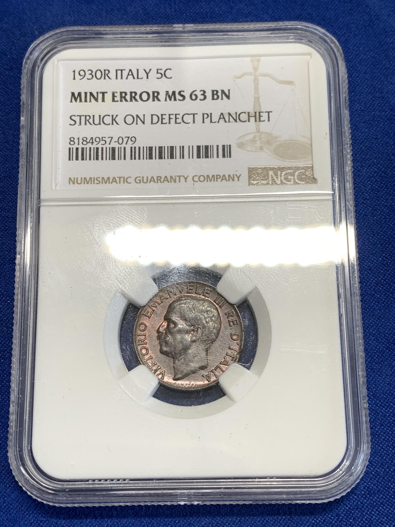 《竞宝斋》第294场- 周日，周一  2场连拍 （全场包邮） NGC MS63BN MINT ERROR! 1930 意大利5分 由于币坯缺陷 导致边缘处多处不规则 这个品种的错币非常少见 两面铜光充沛 铜色非常厚重 喜欢的不要错过！