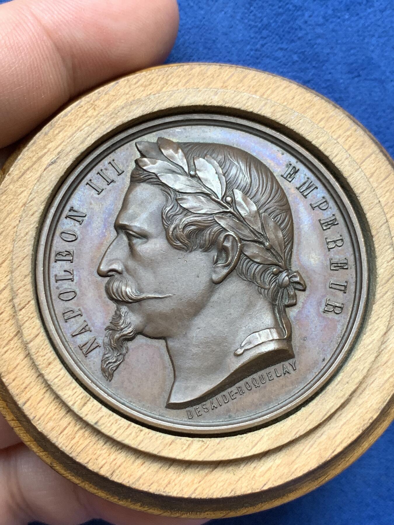 《竞宝斋》第294场- 周日，周一  2场连拍 （全场包邮） 1863年法兰西第二帝国拿破仑三世铜章 帆船比赛奖章 木质原盒 原汁原味的品相 直径45.5mm 重量43.2克