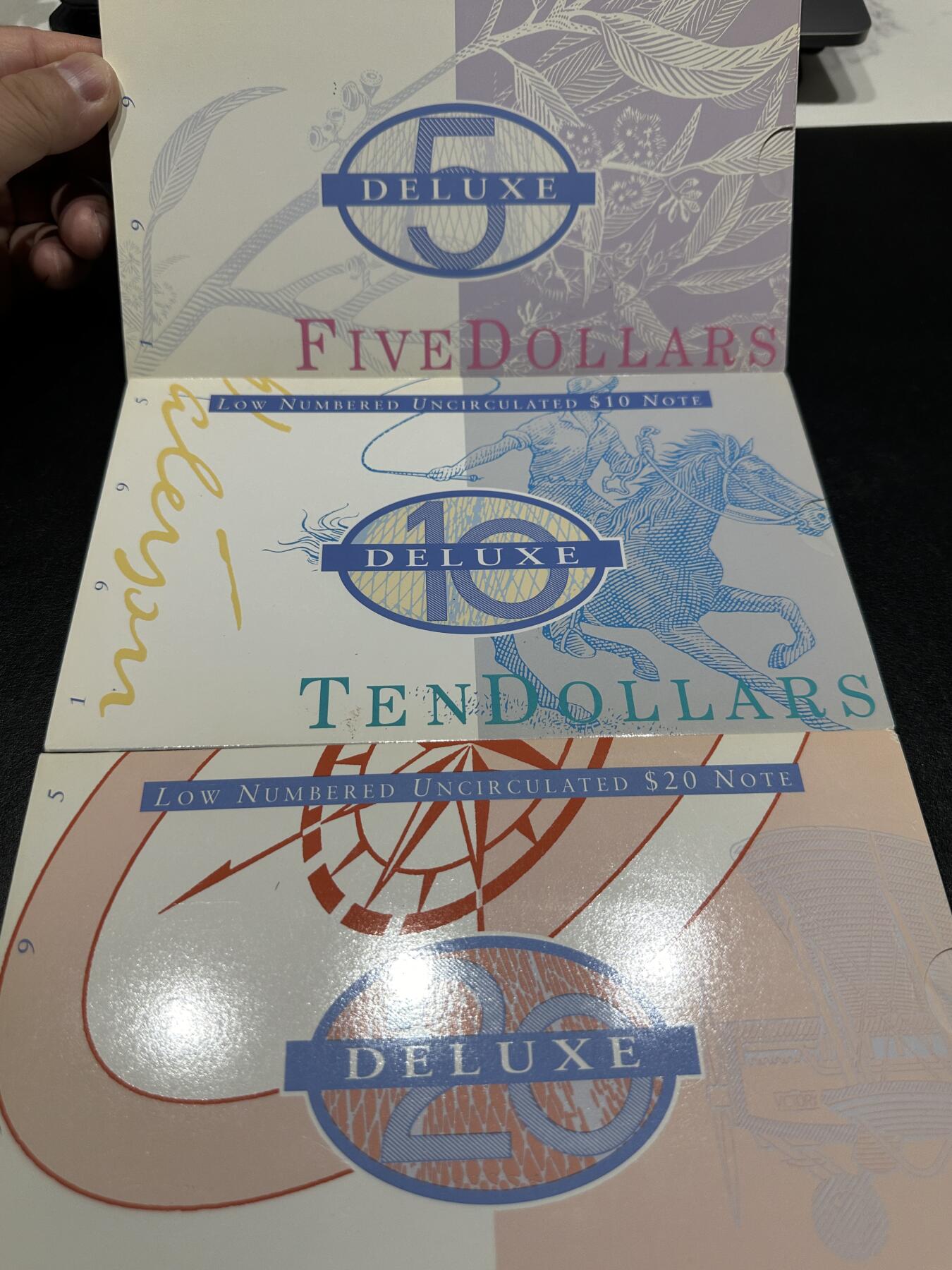 《外钞收藏家》第三百九十八期 1995年澳大利亚5、10、20册子 AA冠 全同号三张一起