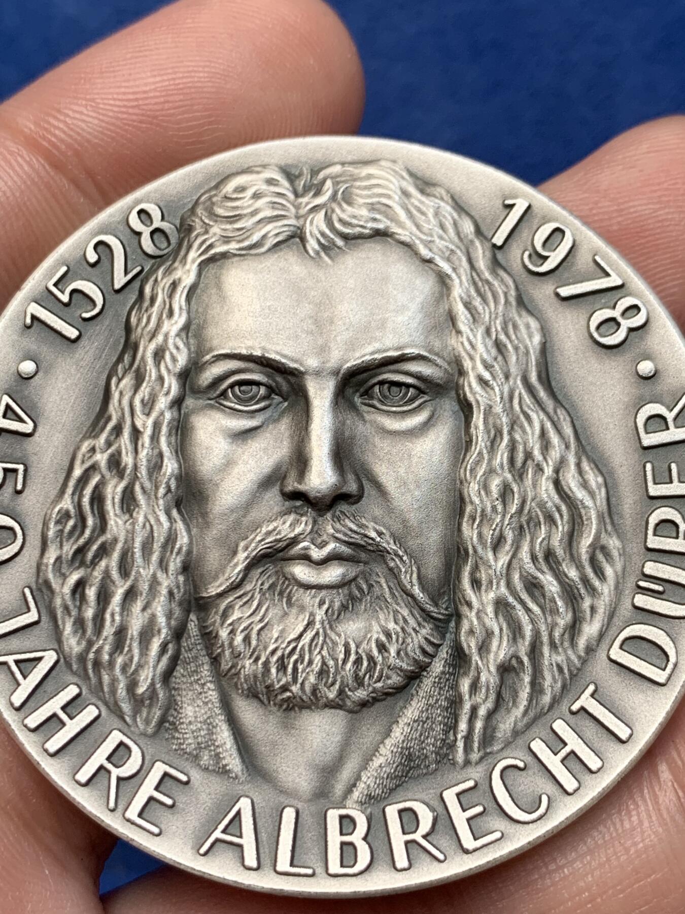 《竞宝斋》第294场- 周日，周一  2场连拍 （全场包邮） 1978年德国艺术家，阿尔布雷特•丟勒（Albrecht Direr，1471年一1528年），逝世450周年银章，他生于纽伦堡，是德国著名画家、版画家及木版画设计家。直径49.5mm；纯银；重60,65克。主要作品有《启示录》《基督大难》《小受难》《祈祷之手》《男人浴室》《海》《浪荡子》《伟大的命运》《亚当与夏娃》和《骑士、死神与魔鬼》等