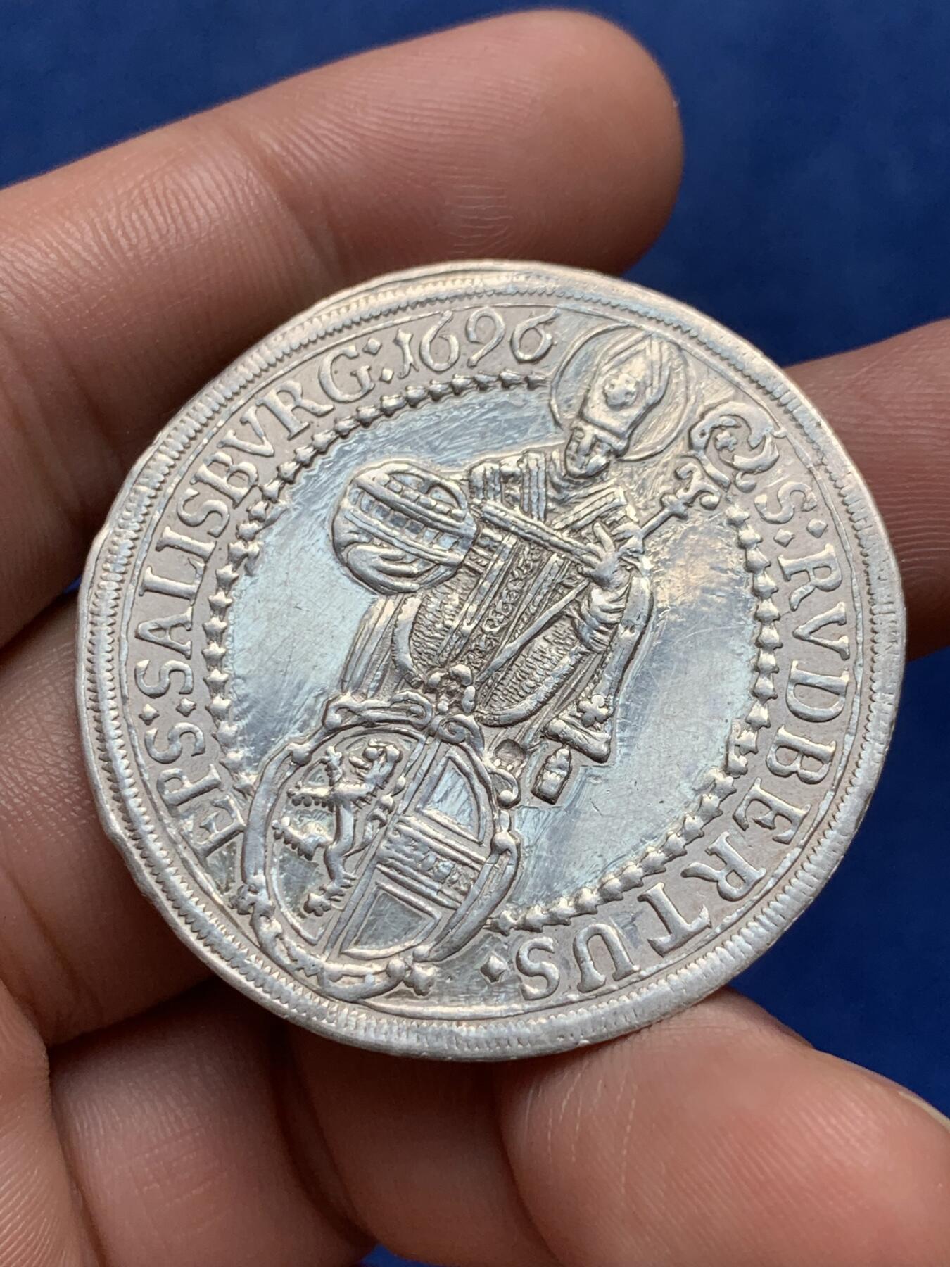 《竞宝斋》第294场- 周日，周一  2场连拍 （全场包邮） 神圣罗马帝国 1696 萨尔茨堡 圣母抱婴泰勒 大银币 细节见图