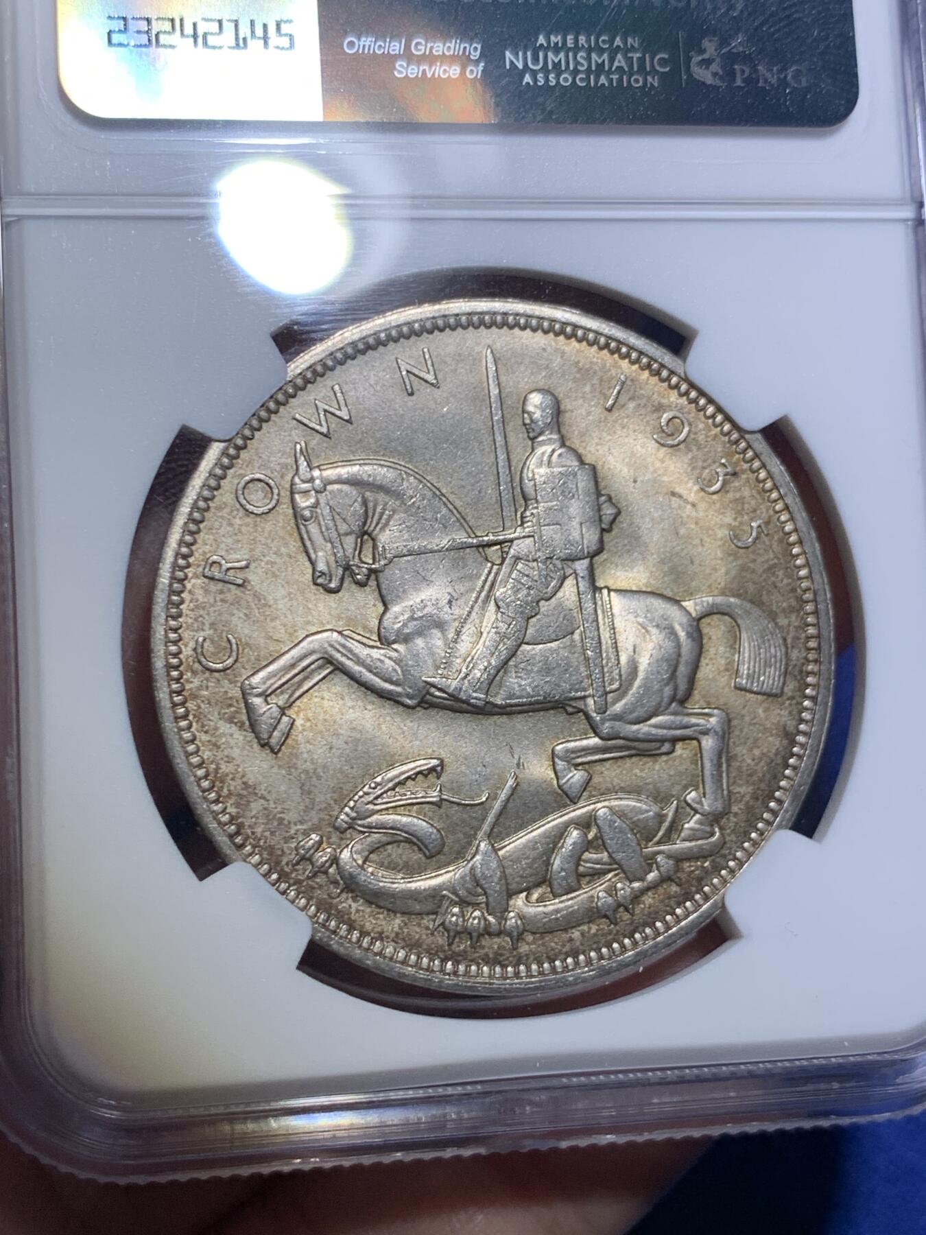 《竞宝斋》第294场- 周日，周一  2场连拍 （全场包邮） NGC MS63 英国1935年乔治五世木马剑1克朗银币