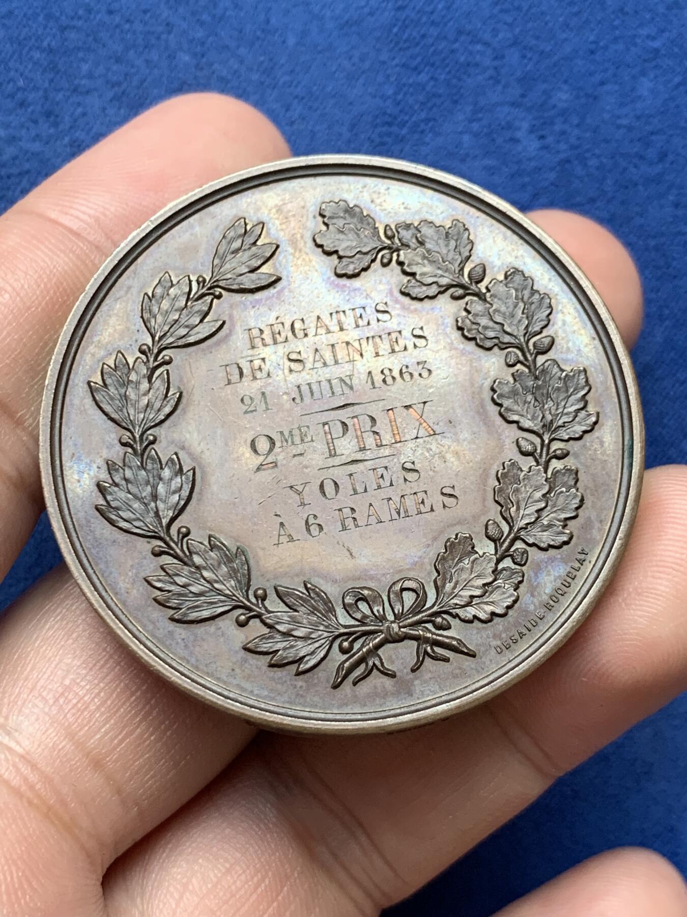 《竞宝斋》第294场- 周日，周一  2场连拍 （全场包邮） 1863年法兰西第二帝国拿破仑三世铜章 帆船比赛奖章 木质原盒 原汁原味的品相 直径45.5mm 重量43.2克