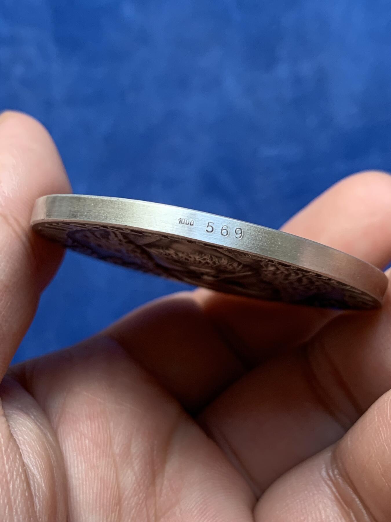 《竞宝斋》第294场- 周日，周一  2场连拍 （全场包邮） 1978年德国艺术家，阿尔布雷特•丟勒（Albrecht Direr，1471年一1528年），逝世450周年银章，他生于纽伦堡，是德国著名画家、版画家及木版画设计家。直径49.5mm；纯银；重60,65克。主要作品有《启示录》《基督大难》《小受难》《祈祷之手》《男人浴室》《海》《浪荡子》《伟大的命运》《亚当与夏娃》和《骑士、死神与魔鬼》等