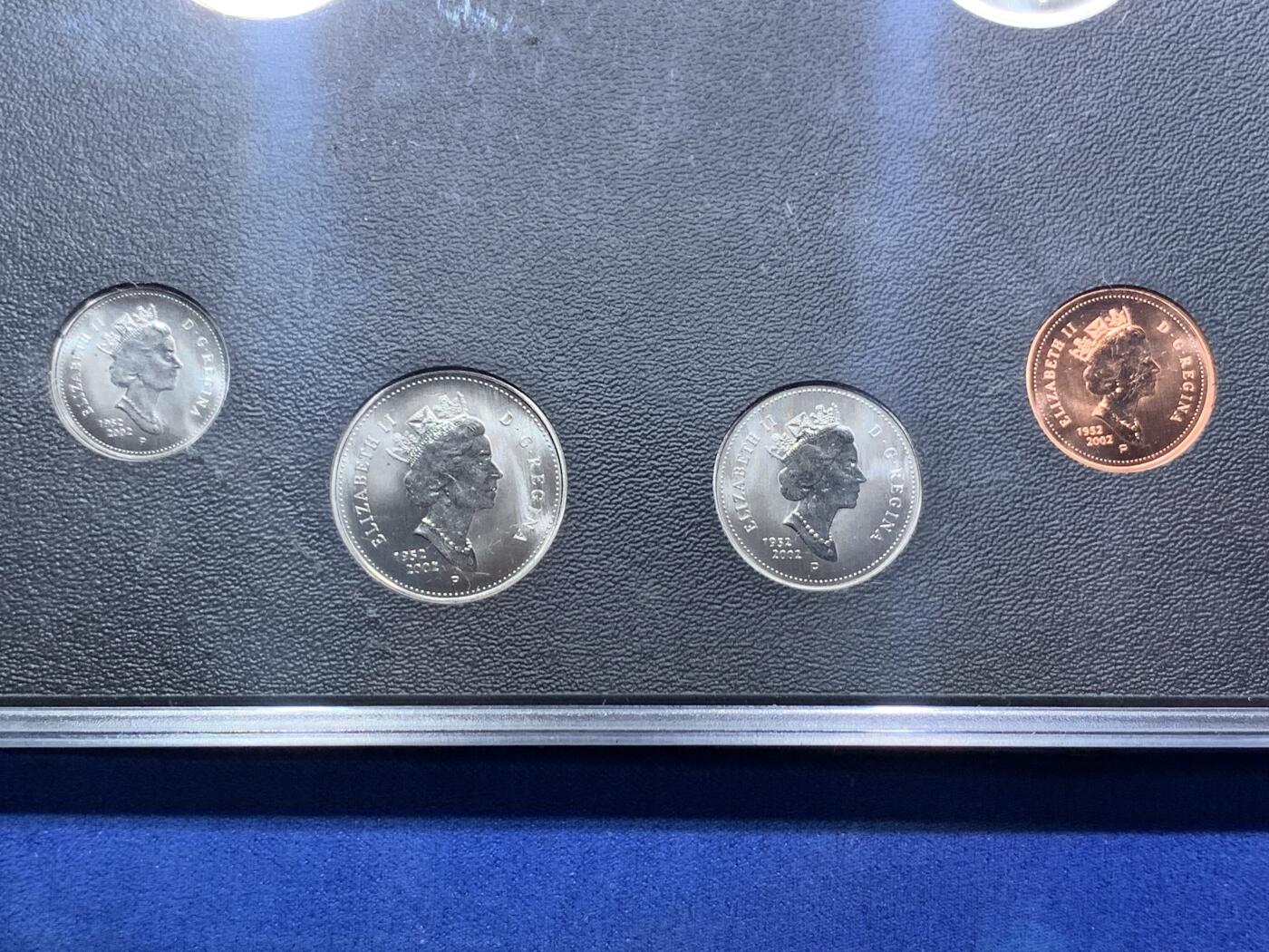 《竞宝斋》第294场- 周日，周一  2场连拍 （全场包邮） 2002 加拿大 特殊样币套装 这一套和普通的MS完全不同 采用的是反精制reverse proof工艺 图案都是加拿大有代表性的动物 送评都会写SP 非常少见