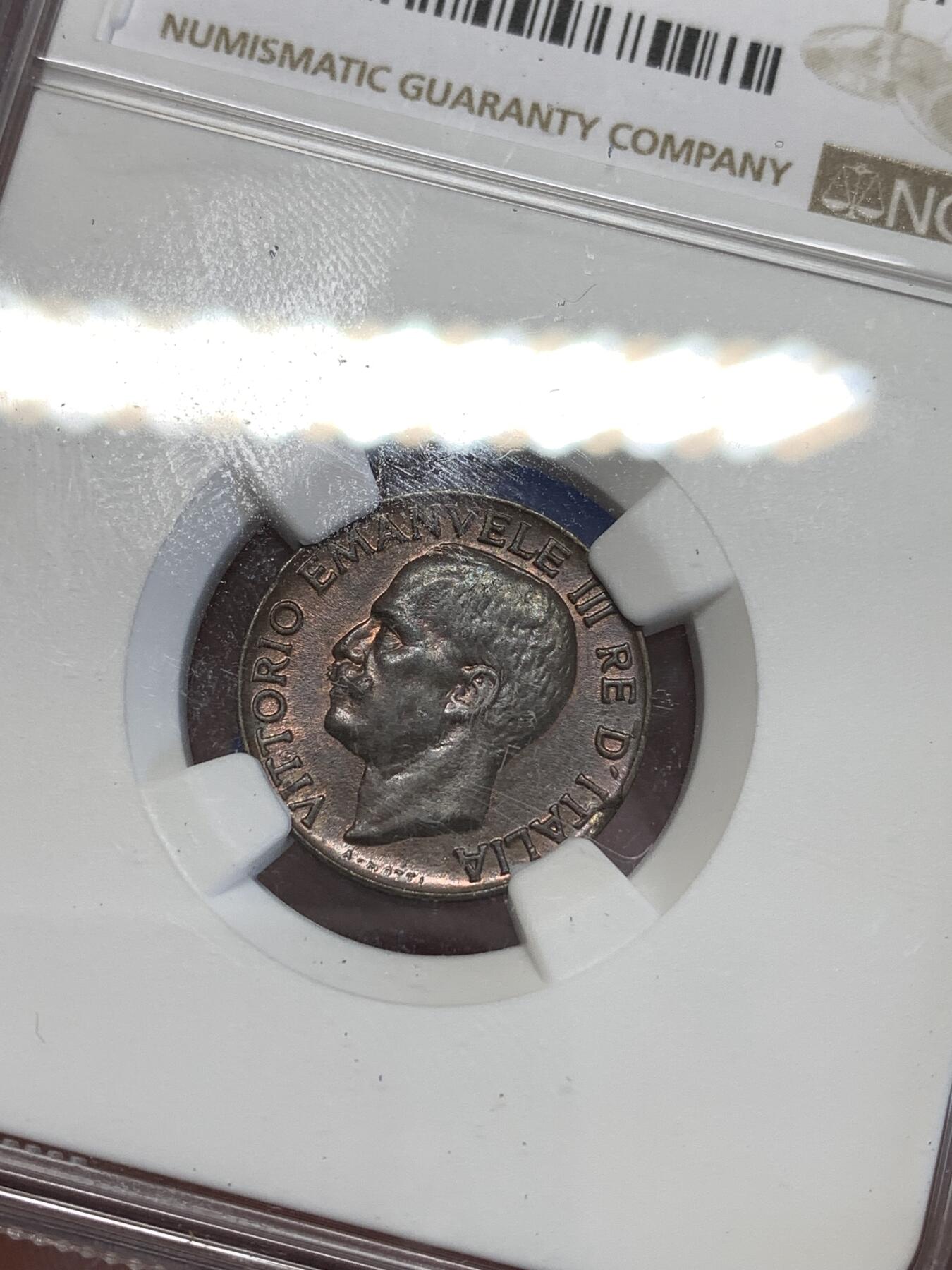 《竞宝斋》第294场- 周日，周一  2场连拍 （全场包邮） NGC MS63BN MINT ERROR! 1930 意大利5分 由于币坯缺陷 导致边缘处多处不规则 这个品种的错币非常少见 两面铜光充沛 铜色非常厚重 喜欢的不要错过！