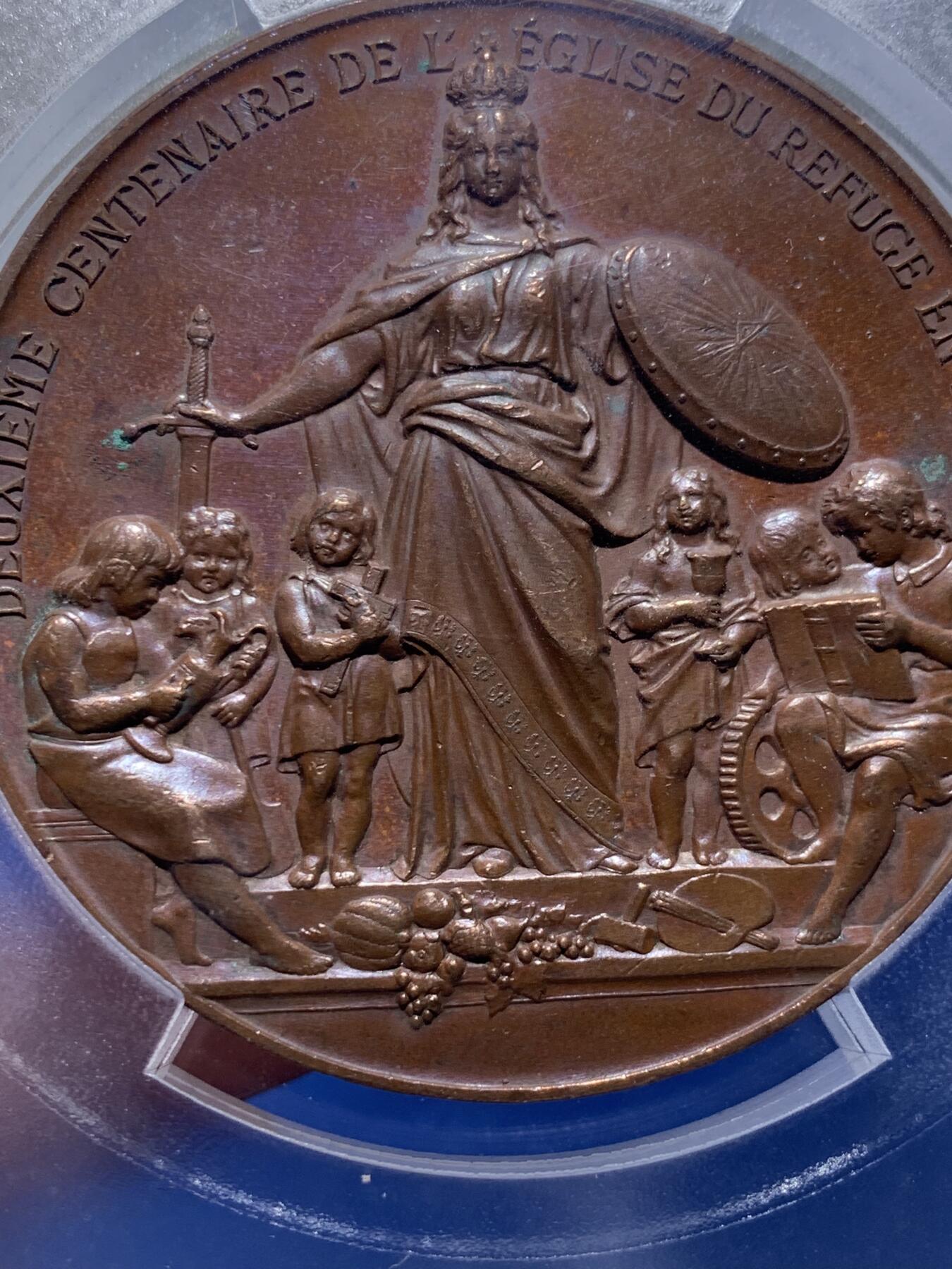 《竞宝斋》第294场- 周日，周一  2场连拍 （全场包邮） PCGS SP62 法国1885年波茨坦难民教会成立200周年高浮雕纪念大铜章 60MM 背后为路易十四与威廉一世  P盒唯一记录相当少见