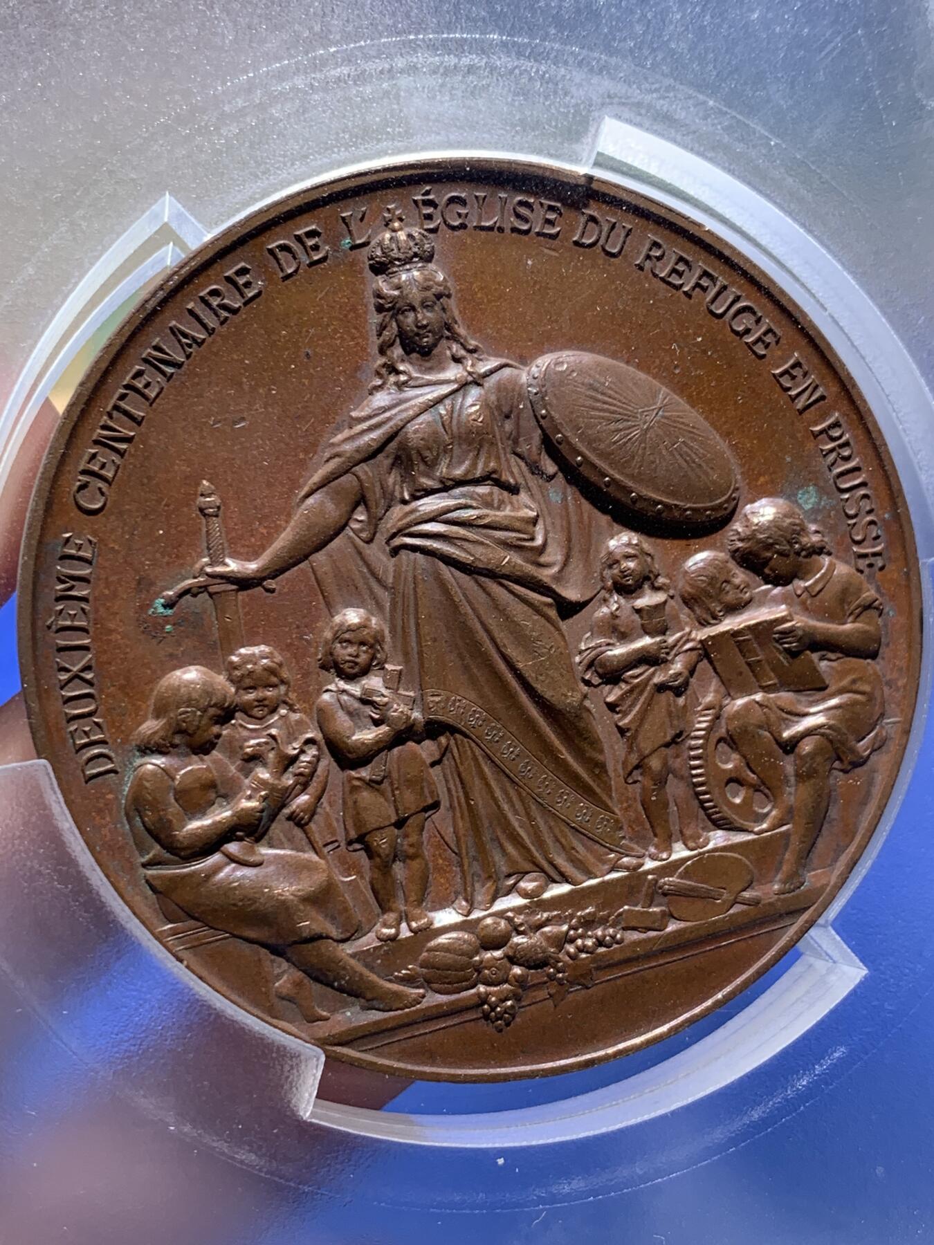 《竞宝斋》第294场- 周日，周一  2场连拍 （全场包邮） PCGS SP62 法国1885年波茨坦难民教会成立200周年高浮雕纪念大铜章 60MM 背后为路易十四与威廉一世  P盒唯一记录相当少见