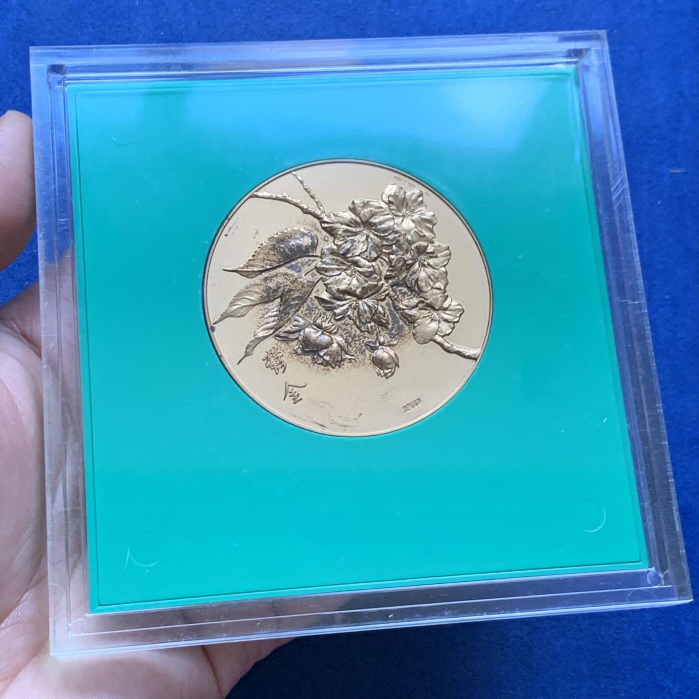 《竞宝斋》第294场- 周日，周一  2场连拍 （全场包邮） 日本樱花大道大铜章8枚一组 这一系列的铜章浮雕感极强 设计精巧 手感厚重 并且都是围绕樱花主题 富有特色单枚约 54.7mm 91.3克