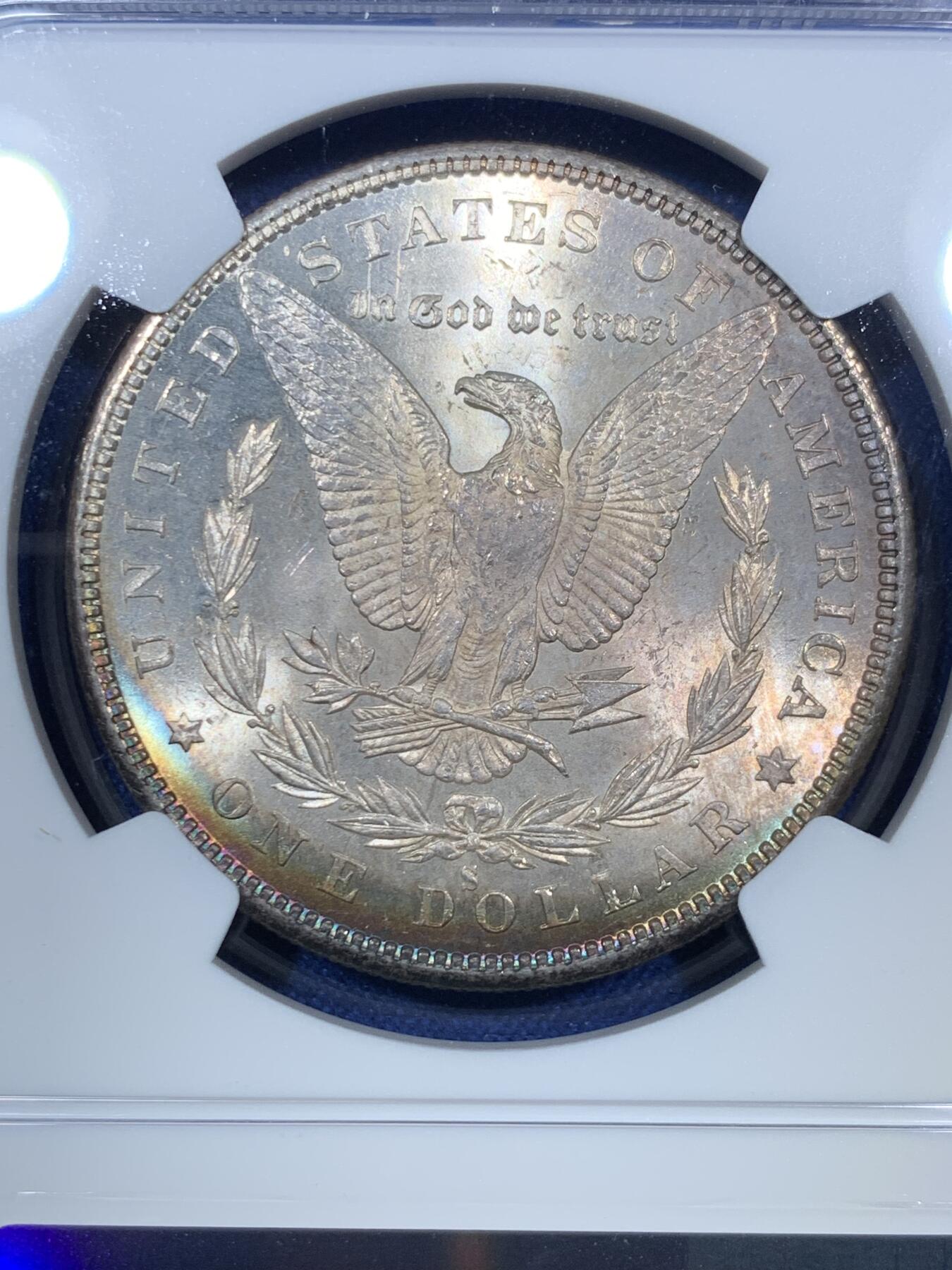 《竞宝斋》第294场- 周日，周一  2场连拍 （全场包邮） NGC MS64 美国1880-S 摩根1美元银币 一颗到位的1880年摩根，该特有的镜面底板，配合正面五彩包浆非常亮眼，尤其是背面带有一抹绚丽彩虹，摩根标准器，错过要后悔的状态。