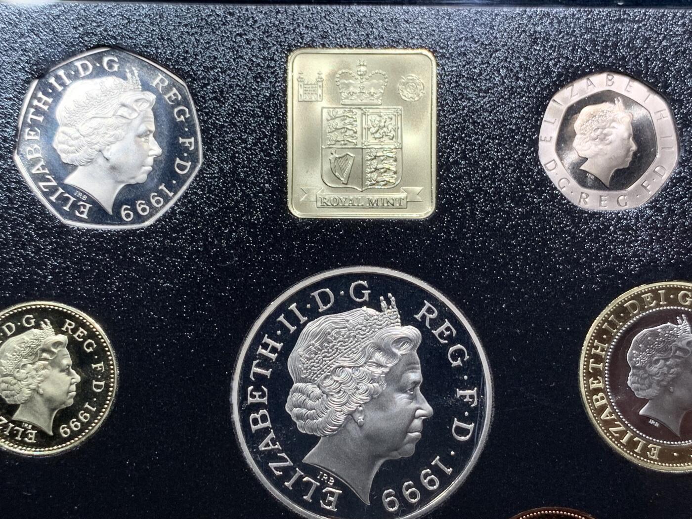 《竞宝斋》第294场- 周日，周一  2场连拍 （全场包邮） 1999 英国官方PS 原盒证 1 2 5镑均为纪念币