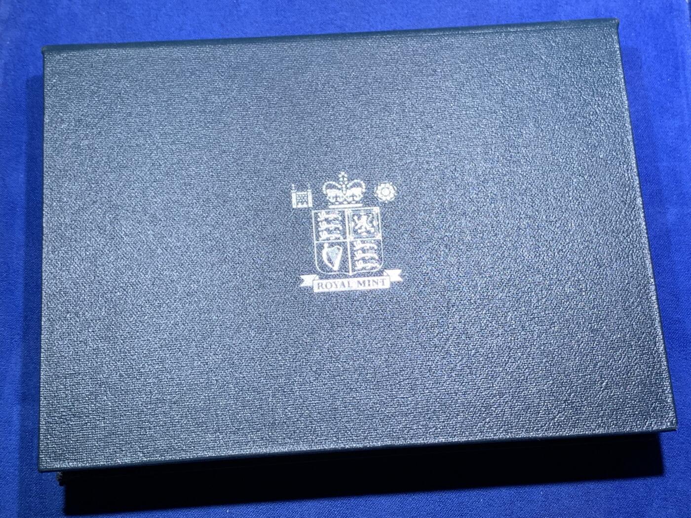 《竞宝斋》第294场- 周日，周一  2场连拍 （全场包邮） 1999 英国官方PS 原盒证 1 2 5镑均为纪念币