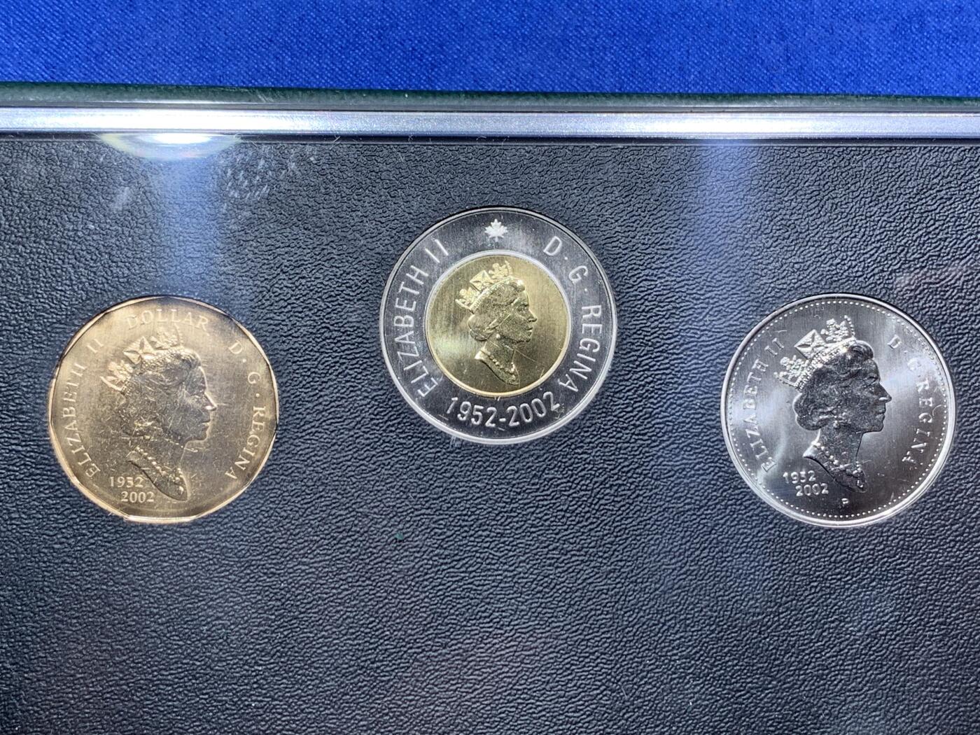 《竞宝斋》第294场- 周日，周一  2场连拍 （全场包邮） 2002 加拿大 特殊样币套装 这一套和普通的MS完全不同 采用的是反精制reverse proof工艺 图案都是加拿大有代表性的动物 送评都会写SP 非常少见