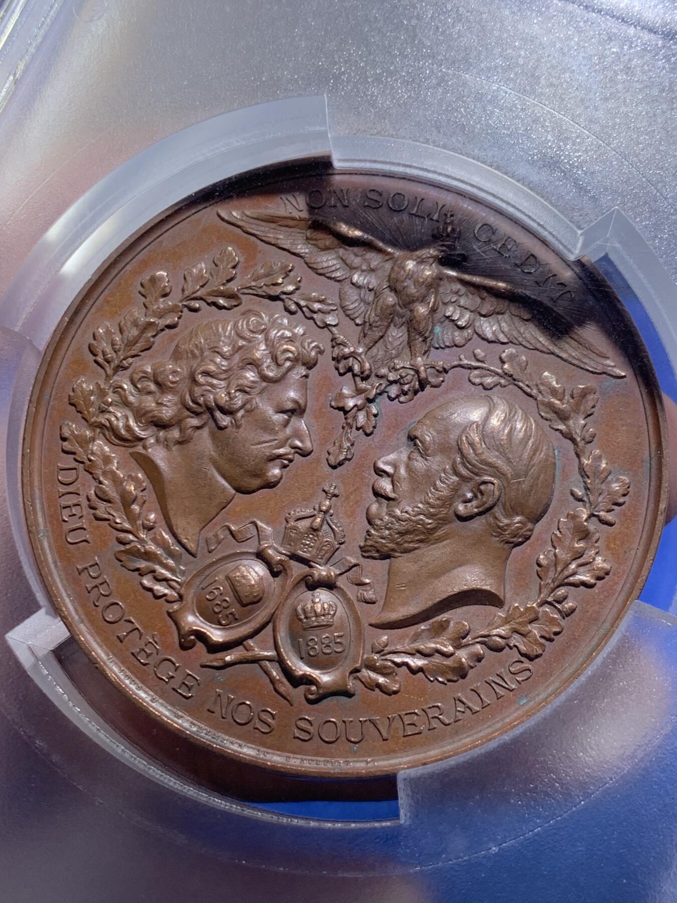 《竞宝斋》第294场- 周日，周一  2场连拍 （全场包邮） PCGS SP62 法国1885年波茨坦难民教会成立200周年高浮雕纪念大铜章 60MM 背后为路易十四与威廉一世  P盒唯一记录相当少见