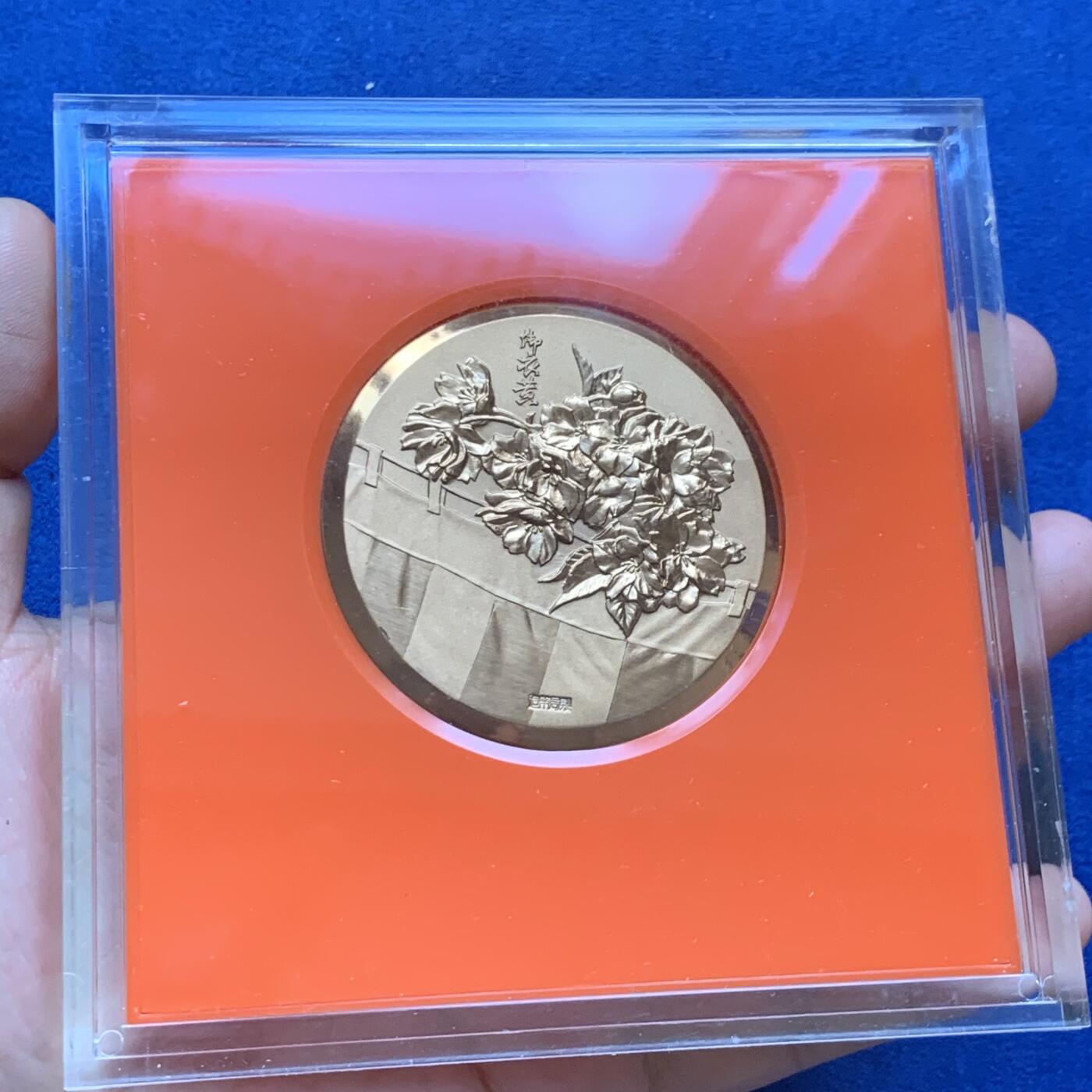 《竞宝斋》第294场- 周日，周一  2场连拍 （全场包邮） 日本樱花大道大铜章8枚一组 这一系列的铜章浮雕感极强 设计精巧 手感厚重 并且都是围绕樱花主题 富有特色单枚约 54.7mm 91.3克