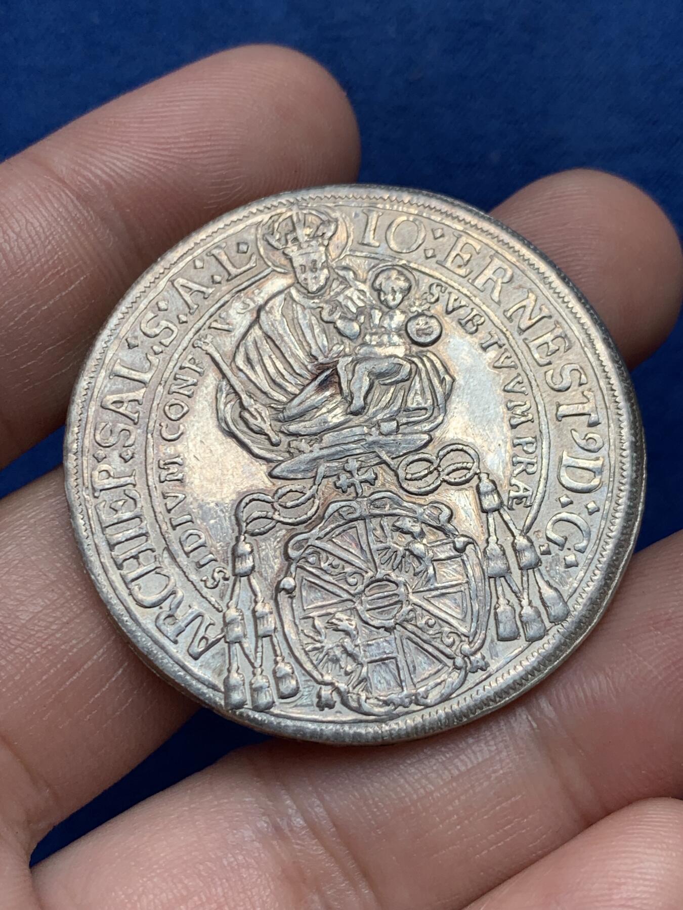 《竞宝斋》第294场- 周日，周一  2场连拍 （全场包邮） 神圣罗马帝国 1696 萨尔茨堡 圣母抱婴泰勒 大银币 细节见图