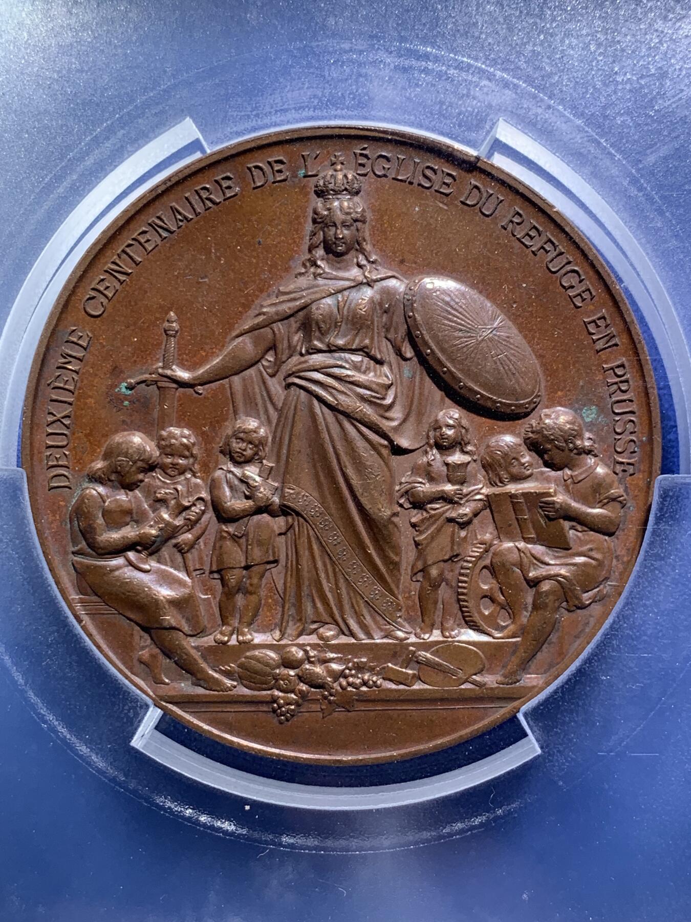 《竞宝斋》第294场- 周日，周一  2场连拍 （全场包邮） PCGS SP62 法国1885年波茨坦难民教会成立200周年高浮雕纪念大铜章 60MM 背后为路易十四与威廉一世  P盒唯一记录相当少见