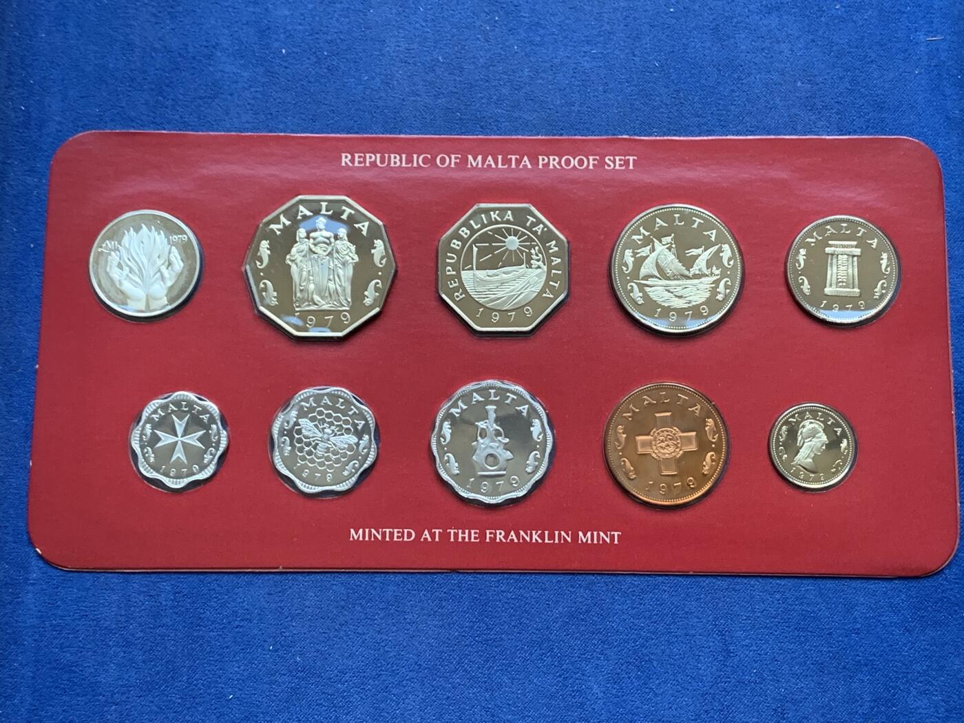 《竞宝斋》第294场- 周日，周一  2场连拍 （全场包邮） 1979 马耳他 精制套币 富兰克林造币厂原封装 保存完好无氧化 这套亮点在于比其他年份多了一枚仅在套币中出现的银质1M主币 光这一枚就要150+