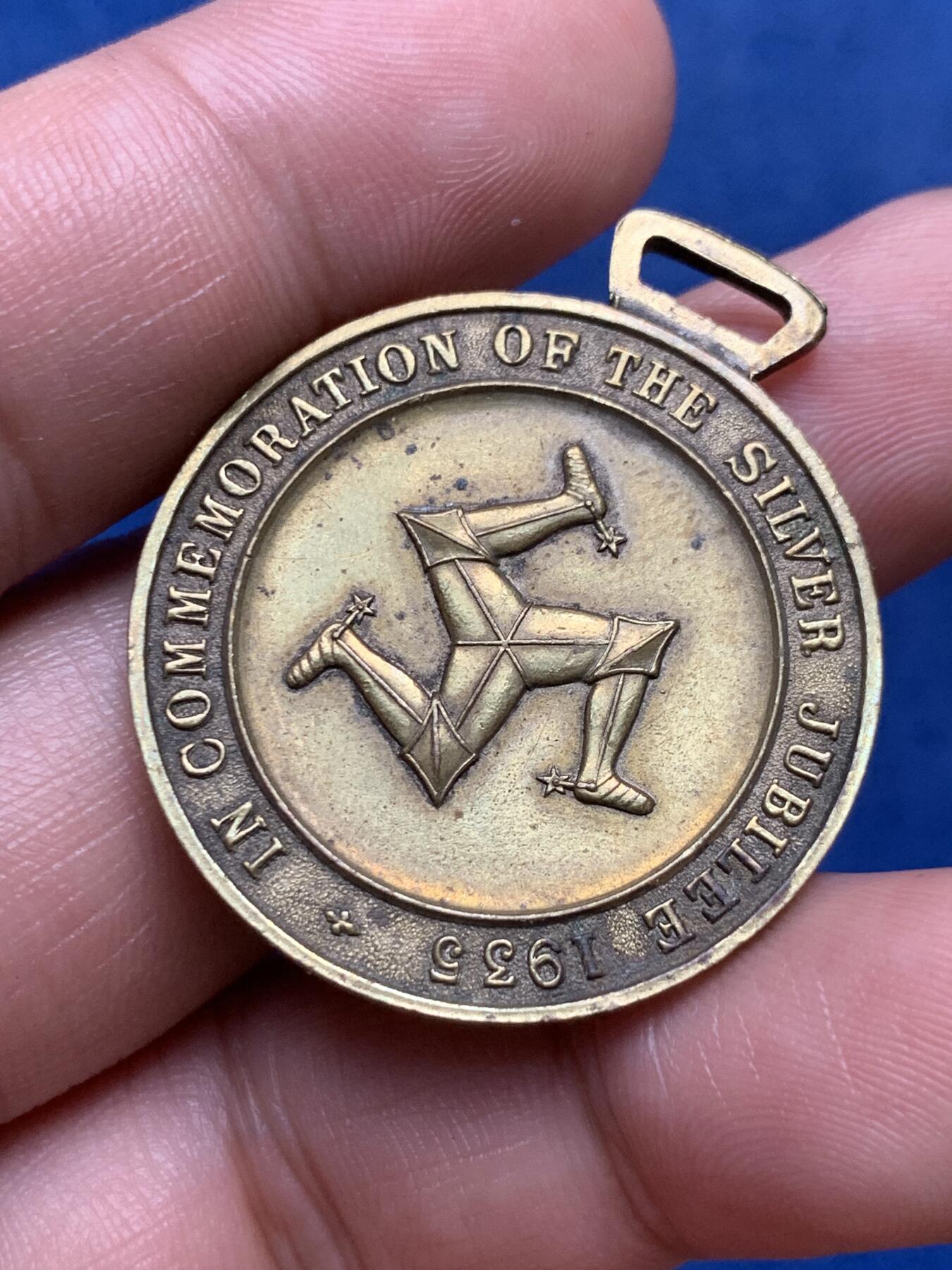 《竞宝斋》第294场- 周日，周一  2场连拍 （全场包邮） 马恩岛 乔五 1935 25周年结婚纪念章 32.7mm 14.4克