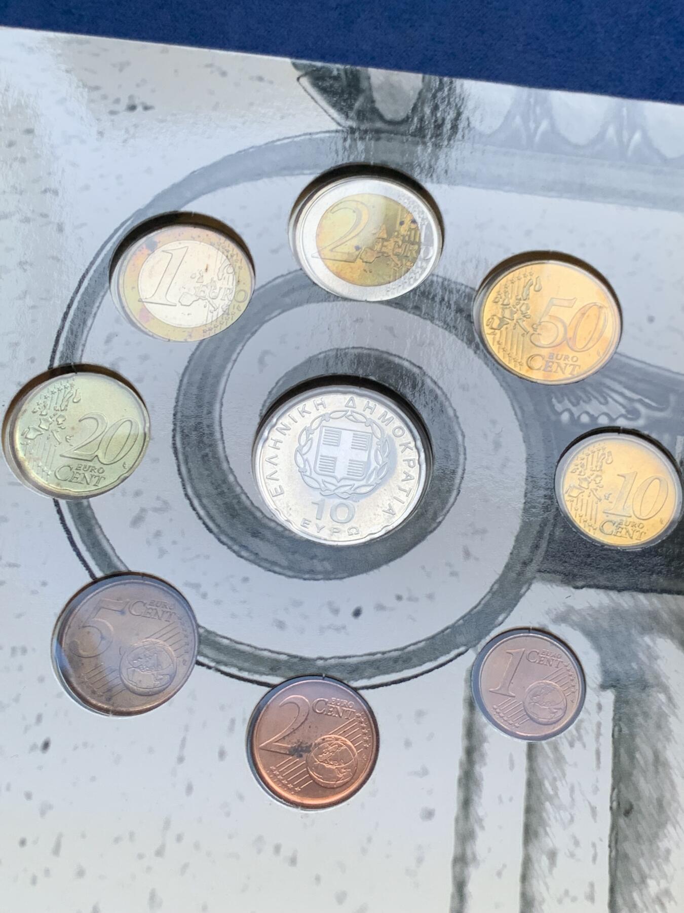 《竞宝斋》第294场- 周日，周一  2场连拍 （全场包邮） 稀少！ 2003 希腊 官方特殊纪念版MS 在普通欧元套币的基础上还多了一枚10欧元银币 纪念2003年希腊作为欧盟轮值主席国 市面首见 国外价极高