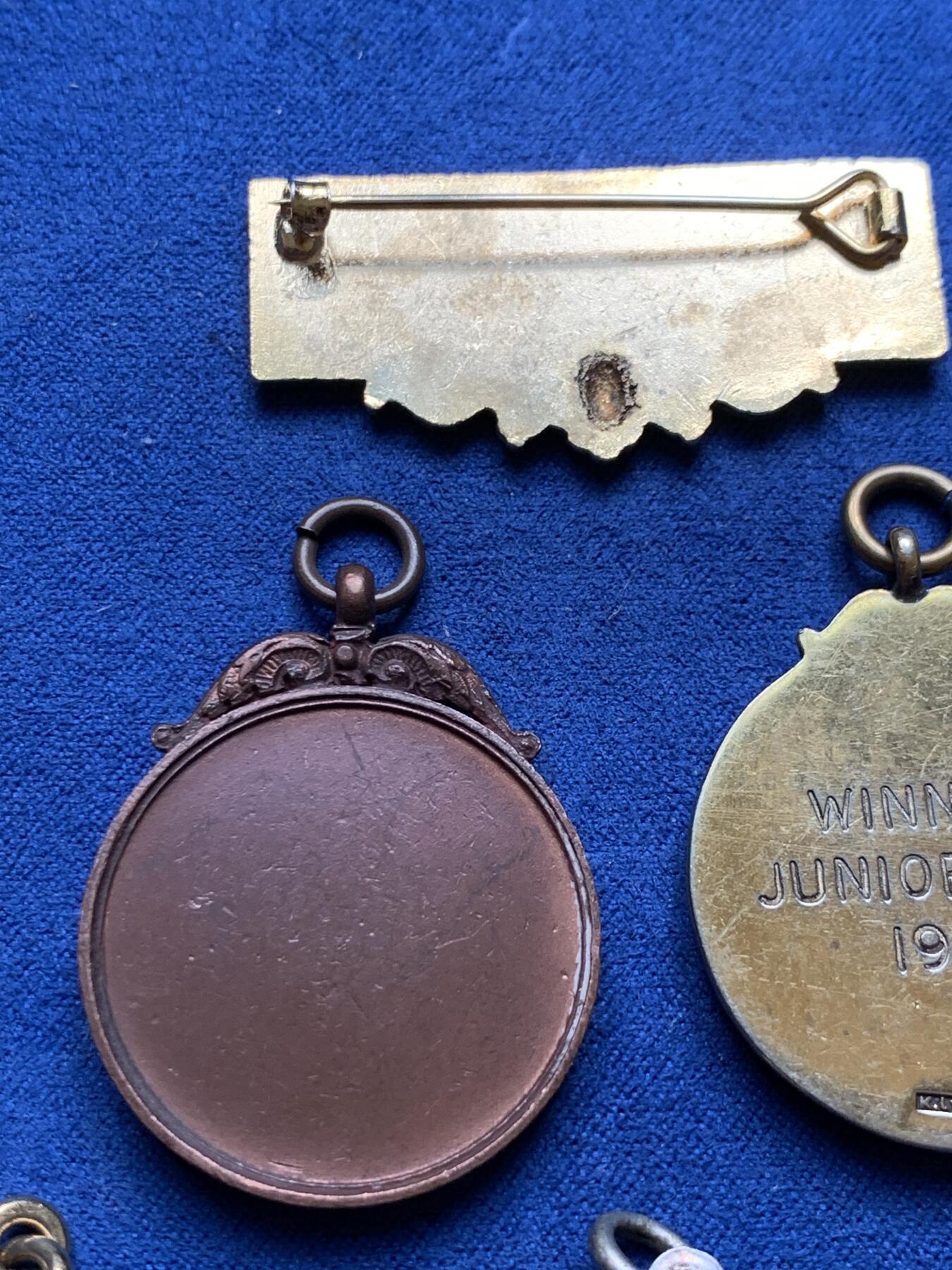 《竞宝斋》第294场- 周日，周一  2场连拍 （全场包邮） 外国纪念章一组 细节见图